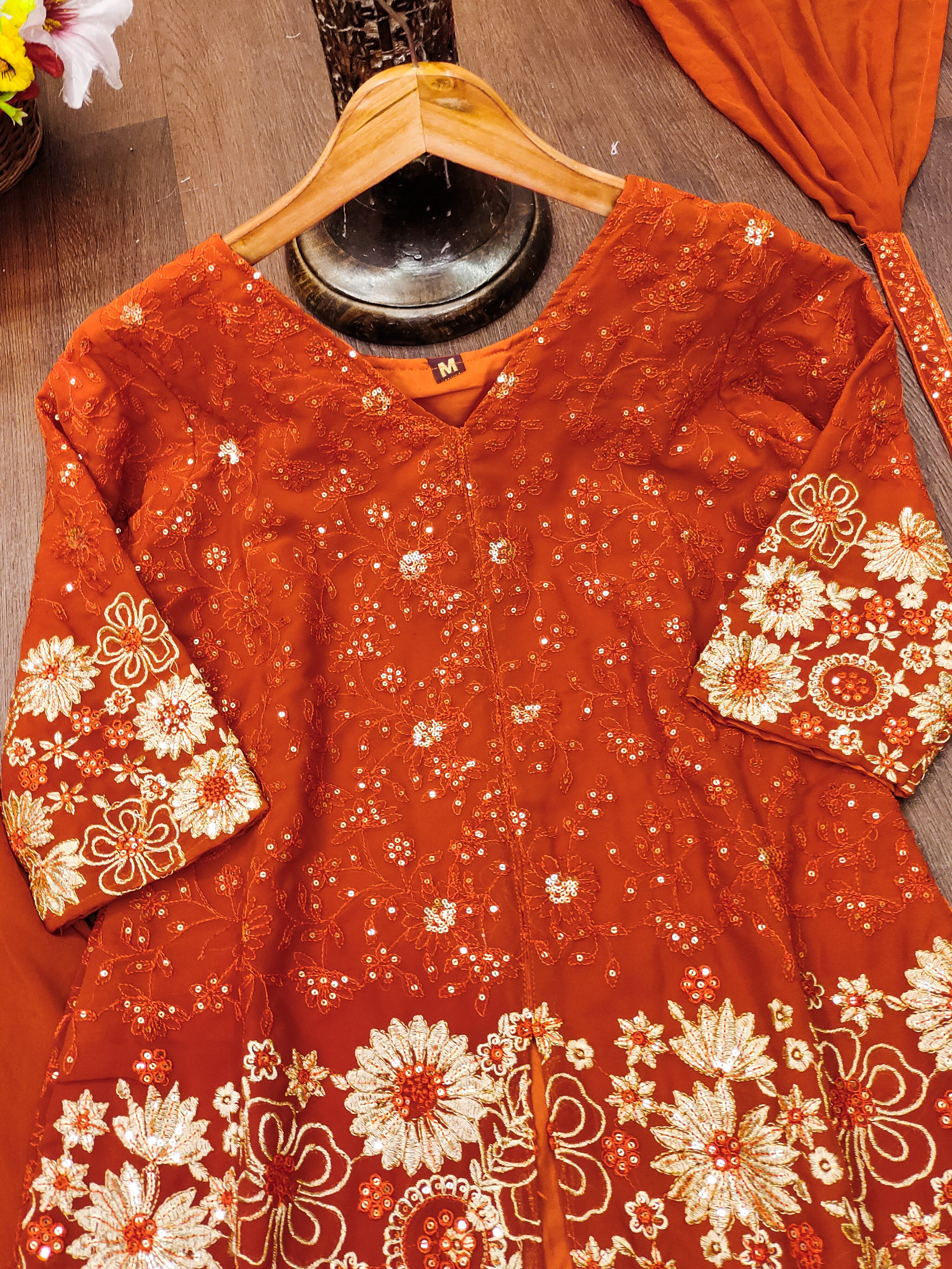 डिजाइनर कढ़ाई वाला जॉर्जेट सूट, प्लाज़ो और दुपट्टा