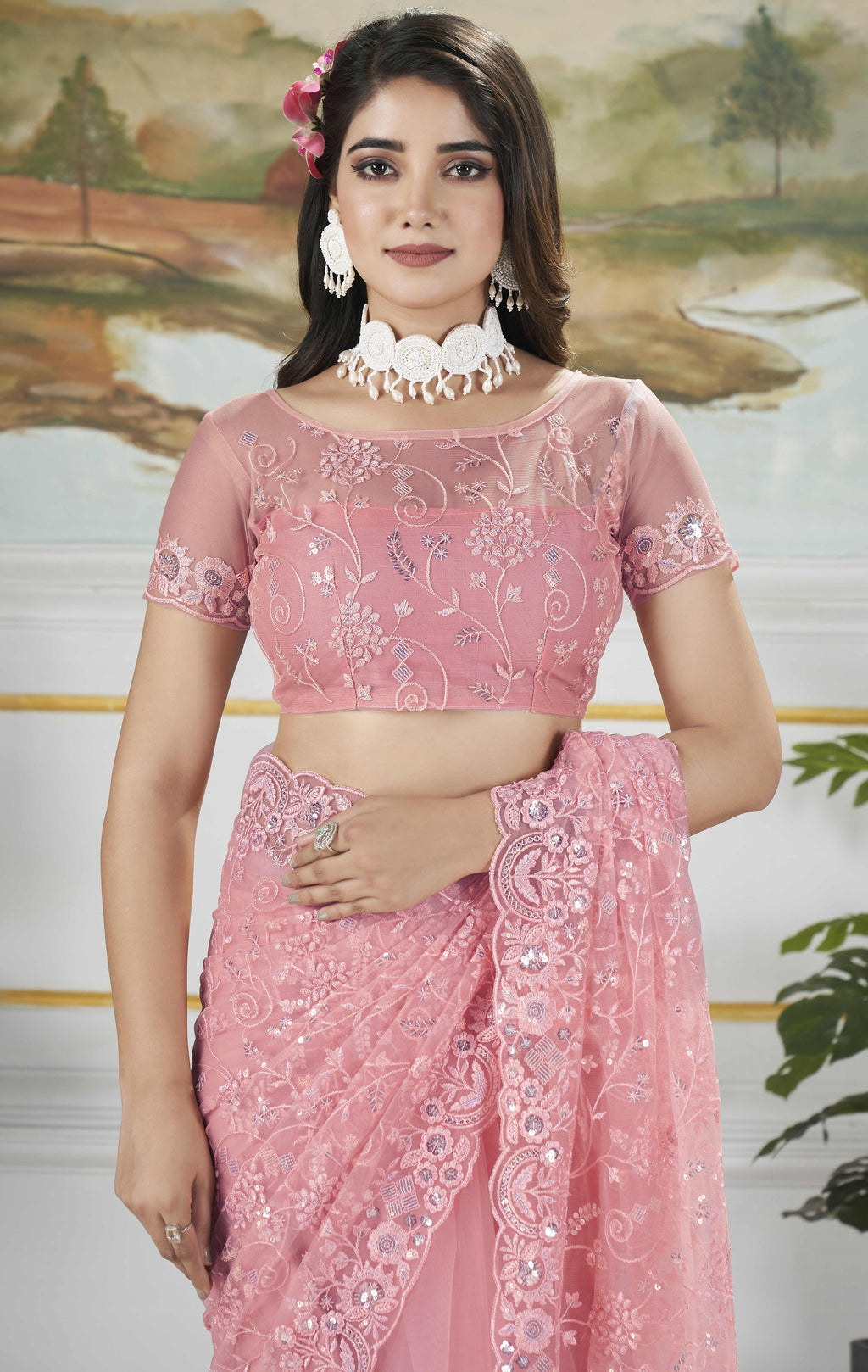 डिजाइनर पार्टी वेयर लुक वाली कढ़ाई वाली साड़ी