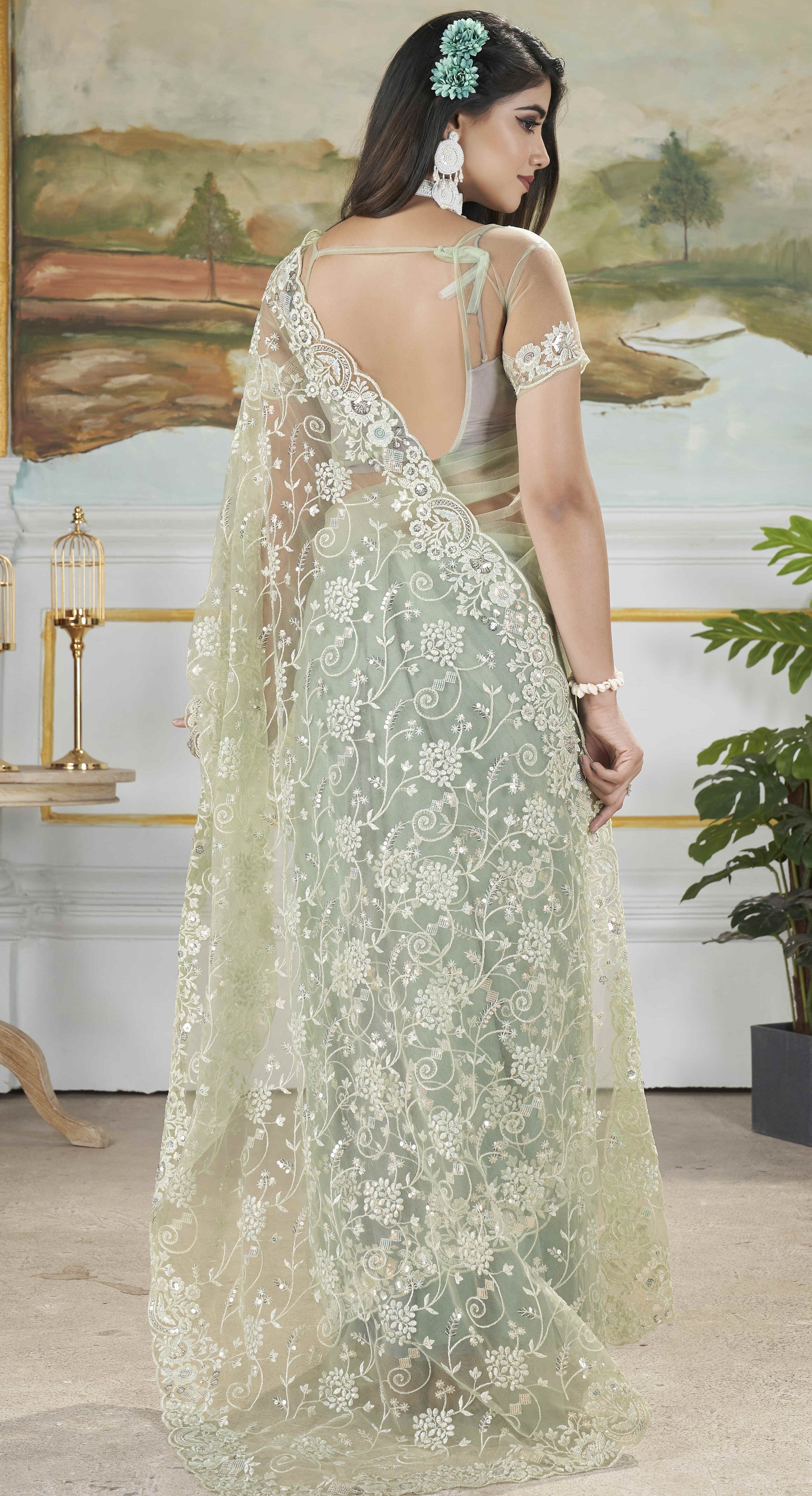 डिजाइनर पार्टी वेयर लुक वाली कढ़ाई वाली साड़ी