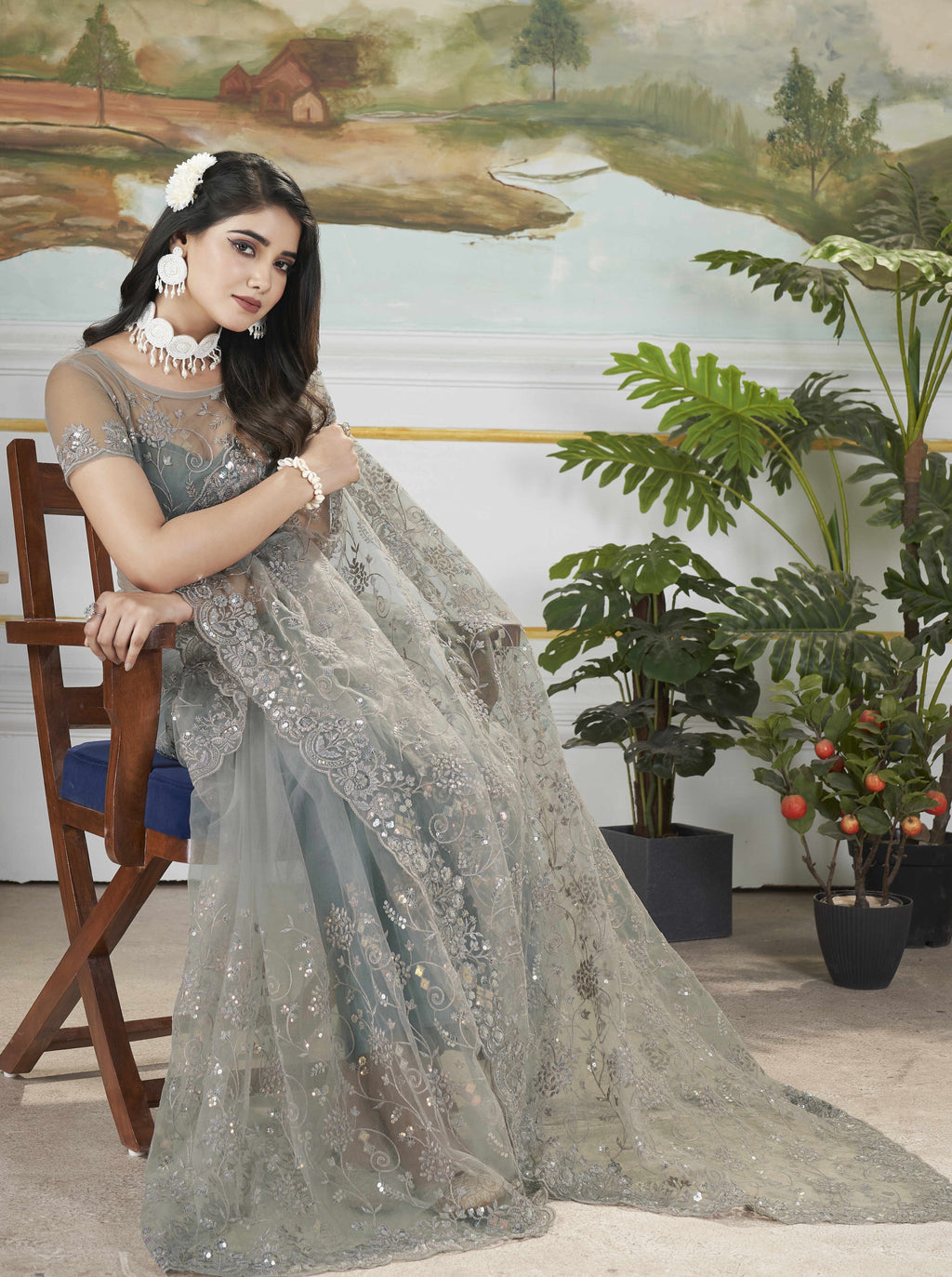 डिजाइनर पार्टी वेयर लुक वाली कढ़ाई वाली साड़ी