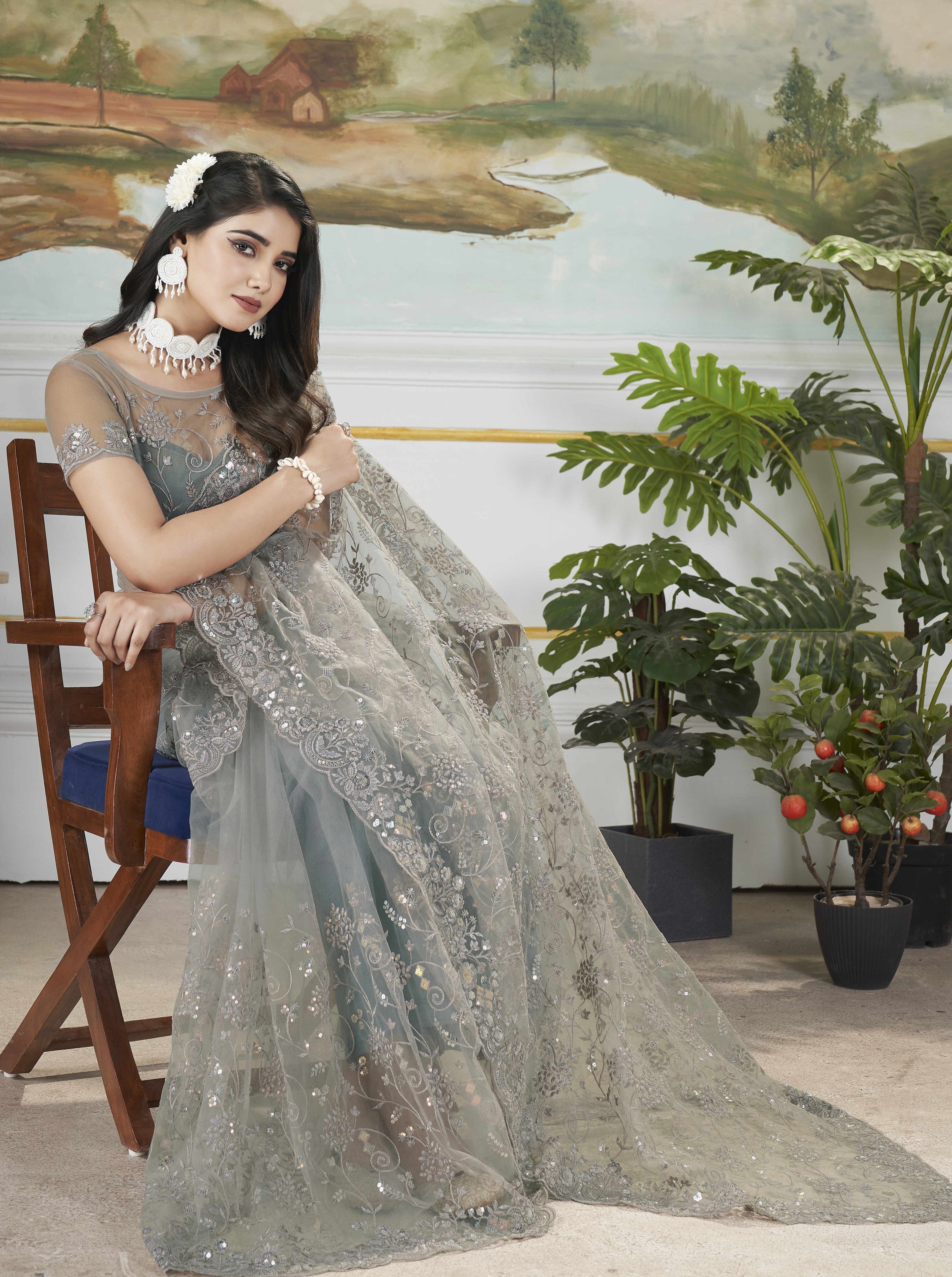 डिजाइनर पार्टी वेयर लुक वाली कढ़ाई वाली साड़ी