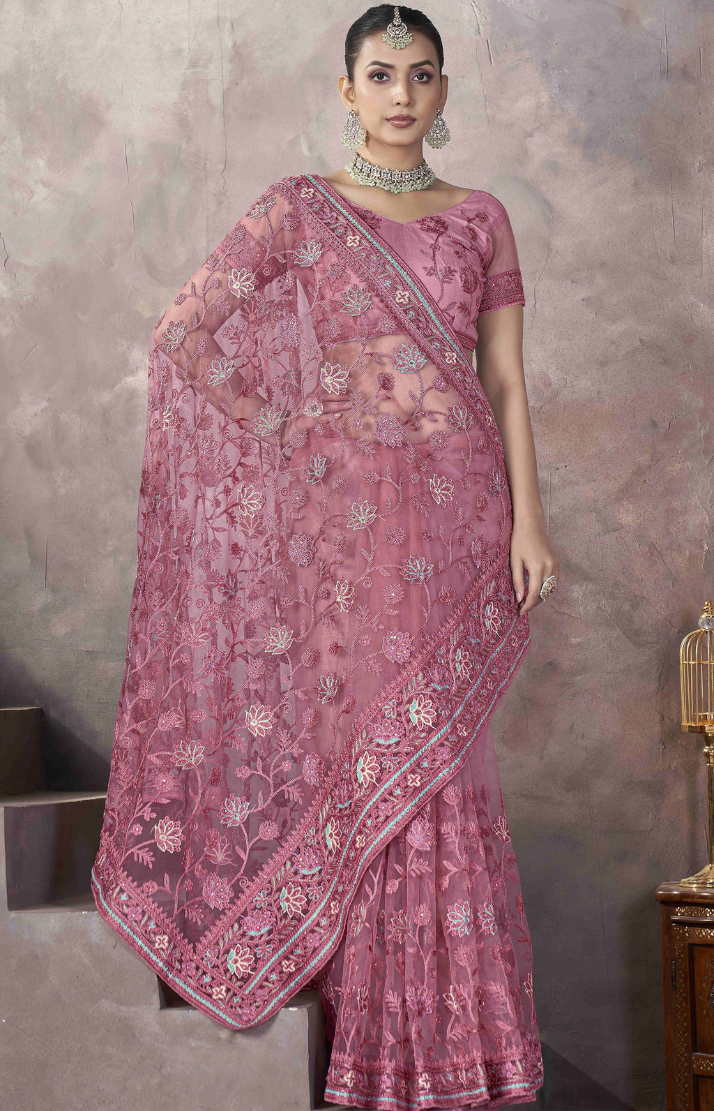डिजाइनर पार्टी वेयर लुक वाली कढ़ाई वाली साड़ी