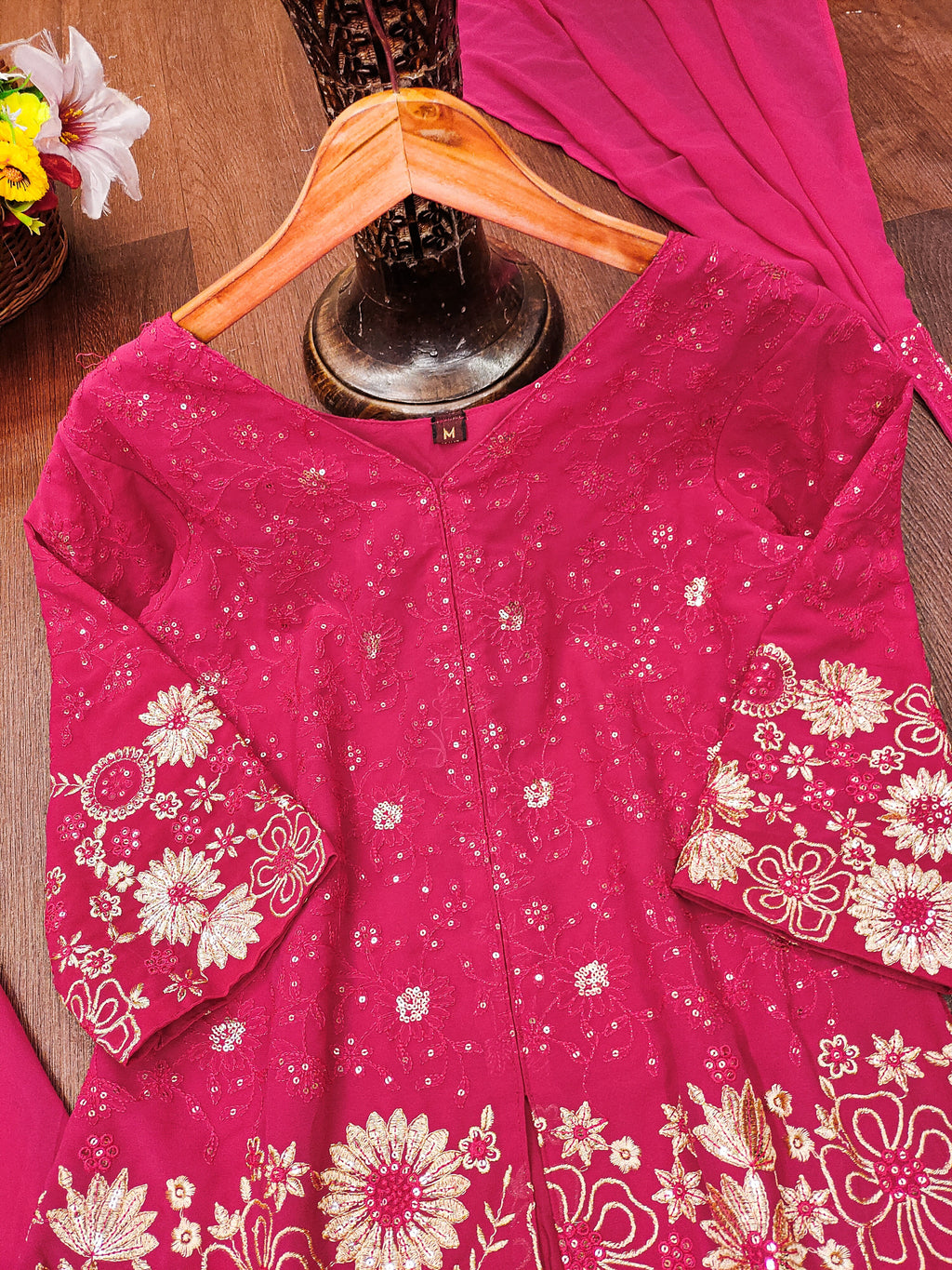 डिजाइनर कढ़ाई वाला जॉर्जेट सूट, प्लाज़ो और दुपट्टा