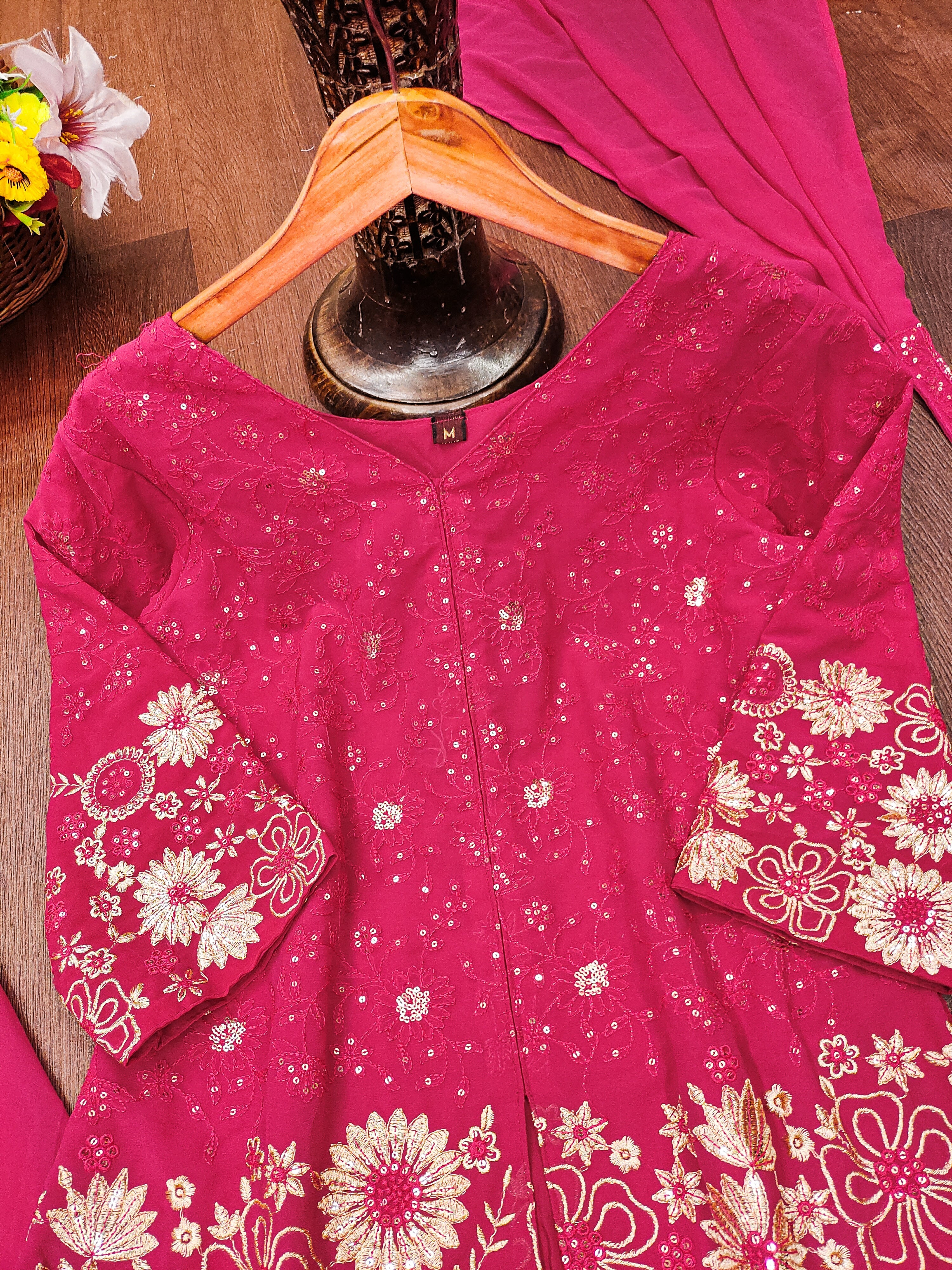 डिजाइनर कढ़ाई वाला जॉर्जेट सूट, प्लाज़ो और दुपट्टा