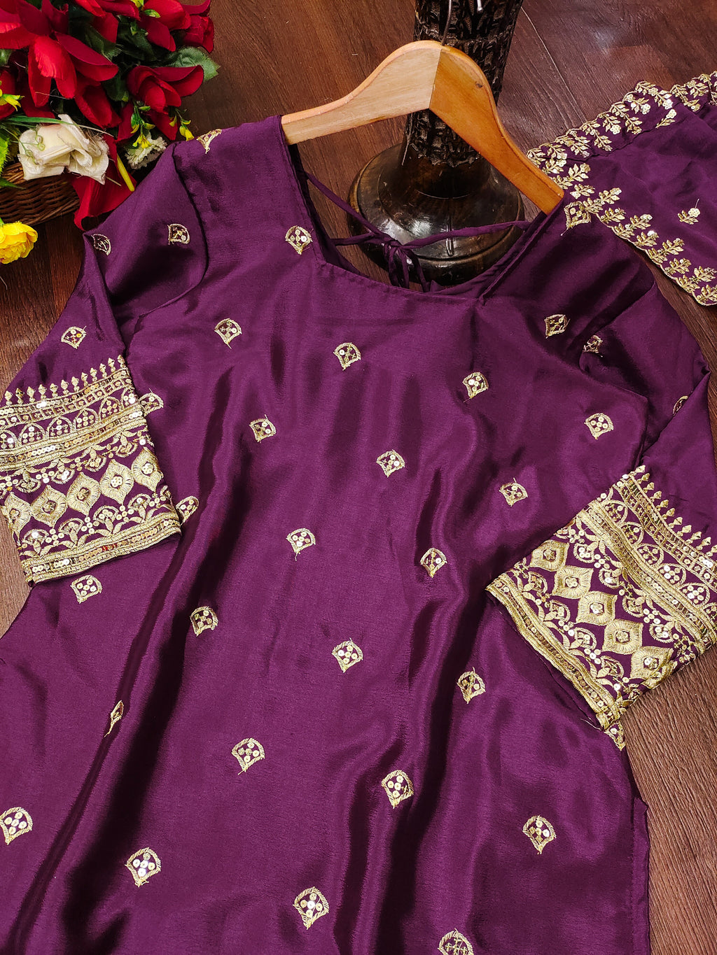 सीक्वेंस एम्ब्रॉयडरी वर्क वाला डिज़ाइनर एम्ब्रॉयडर्ड चिनॉन सूट