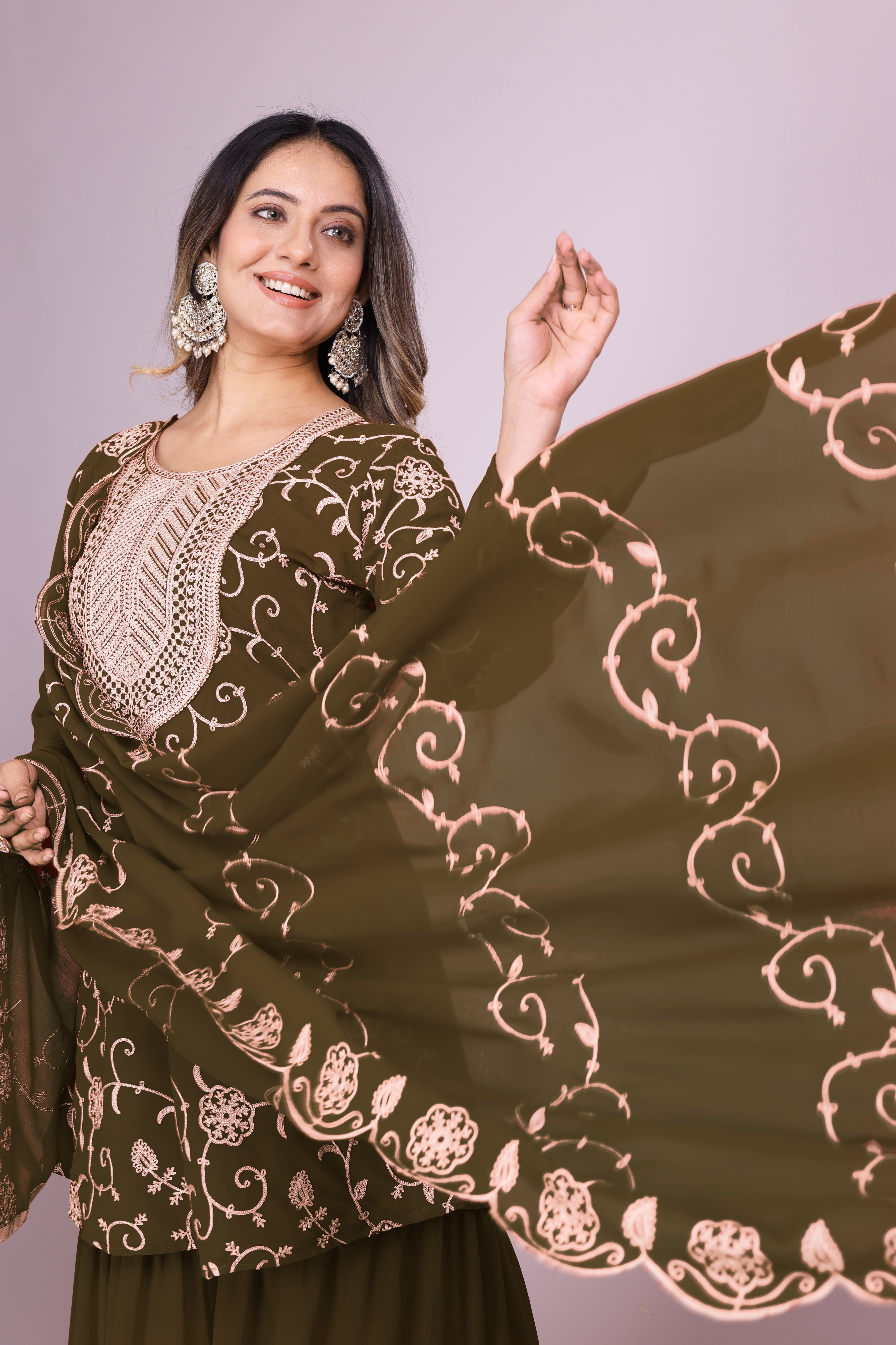 डिजाइनर कढ़ाई वाला जॉर्जेट शरारा सूट दुपट्टे के साथ