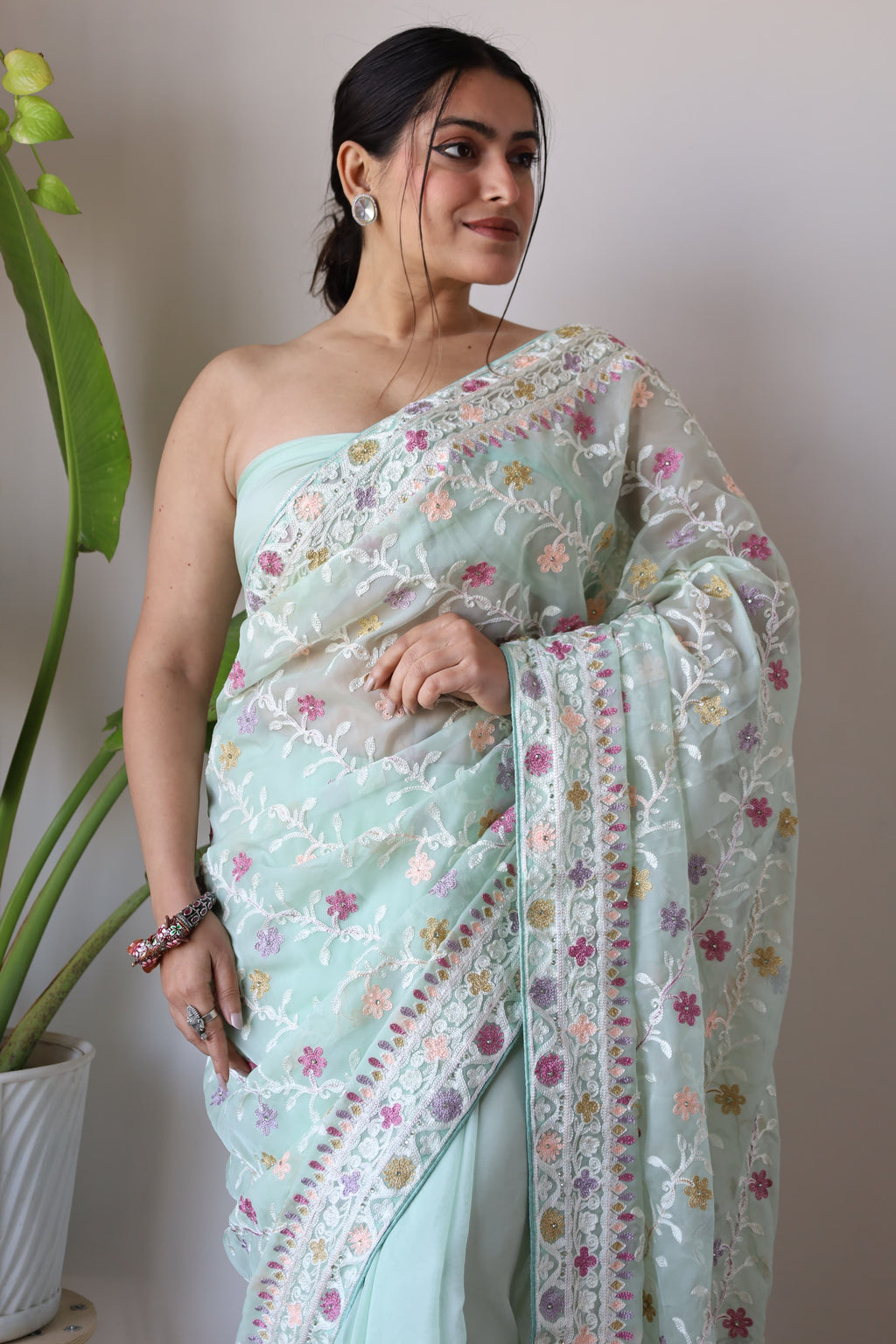 ज़री कढ़ाई और स्टोन वर्क वाली डिज़ाइनर साड़ी