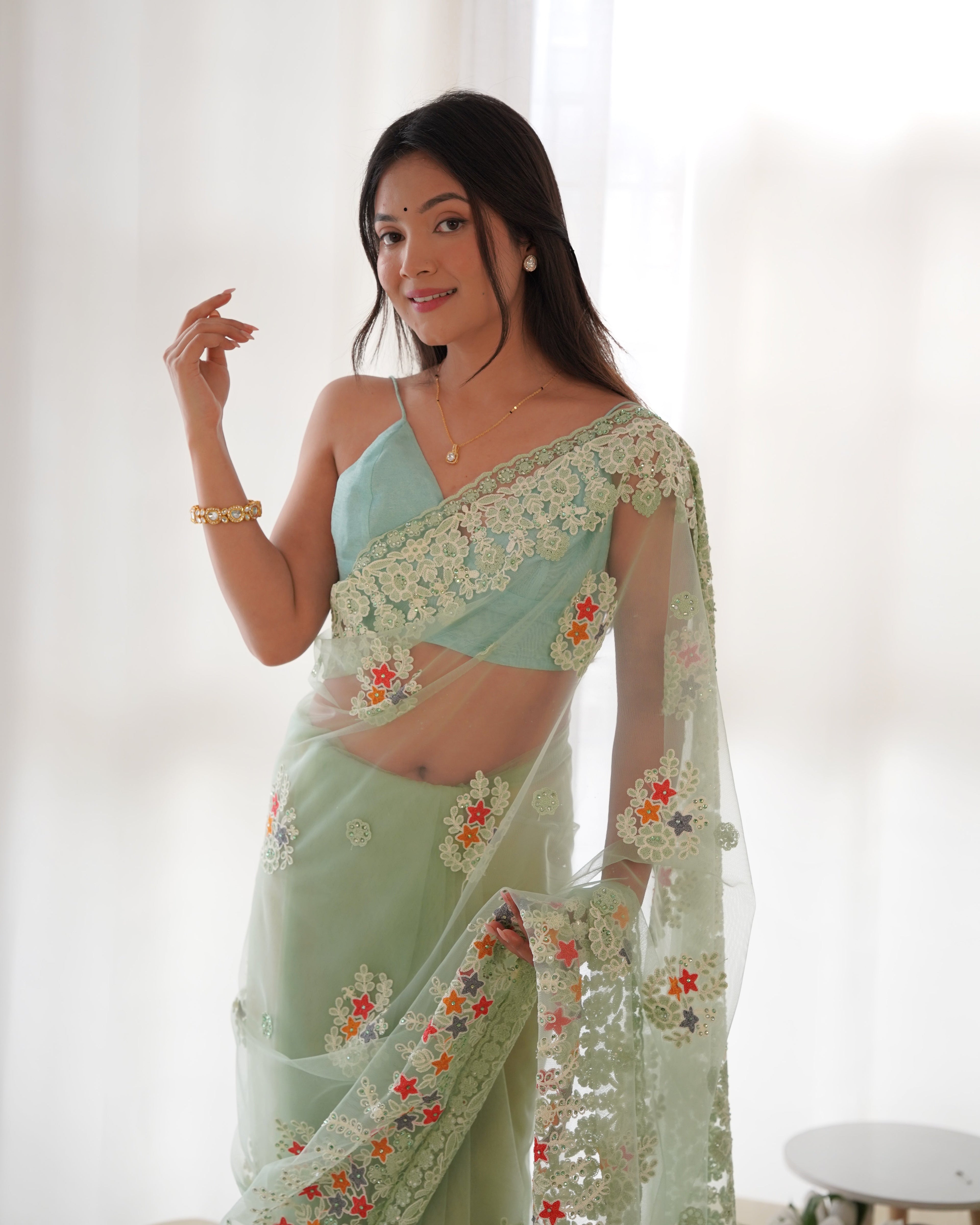 धागे और ज़री की कढ़ाई वाली पार्टी वेयर साड़ी