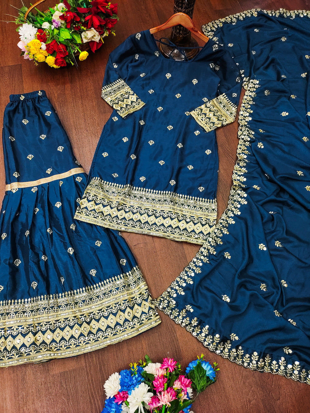 सीक्वेंस एम्ब्रॉयडरी वर्क वाला डिज़ाइनर एम्ब्रॉयडर्ड चिनॉन सूट