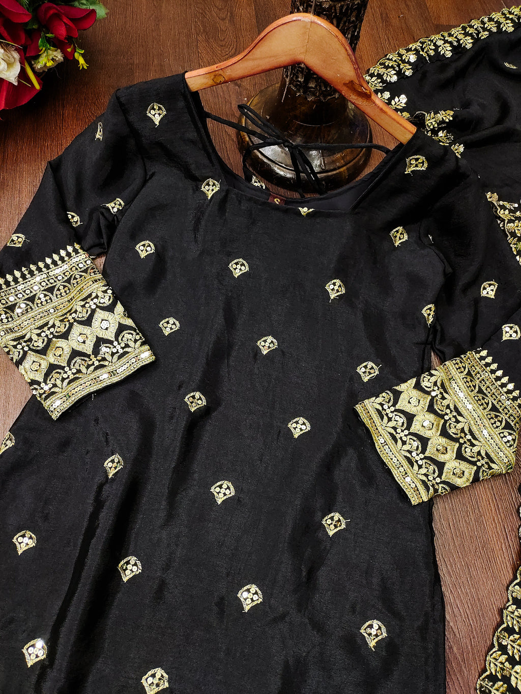 सीक्वेंस एम्ब्रॉयडरी वर्क वाला डिज़ाइनर एम्ब्रॉयडर्ड चिनॉन सूट