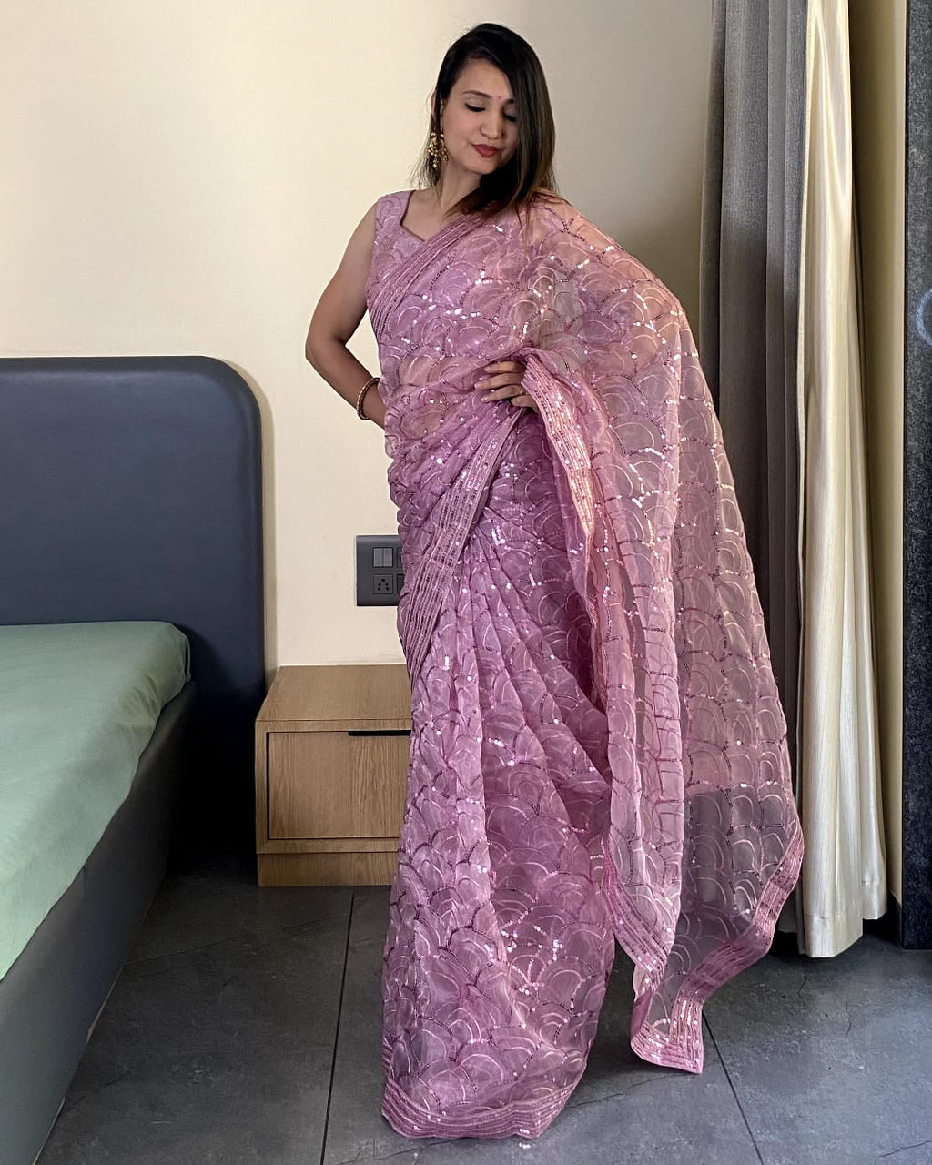 ज़री डोरी और कढ़ाईदार लेस बॉर्डर वाली डिज़ाइनर साड़ी