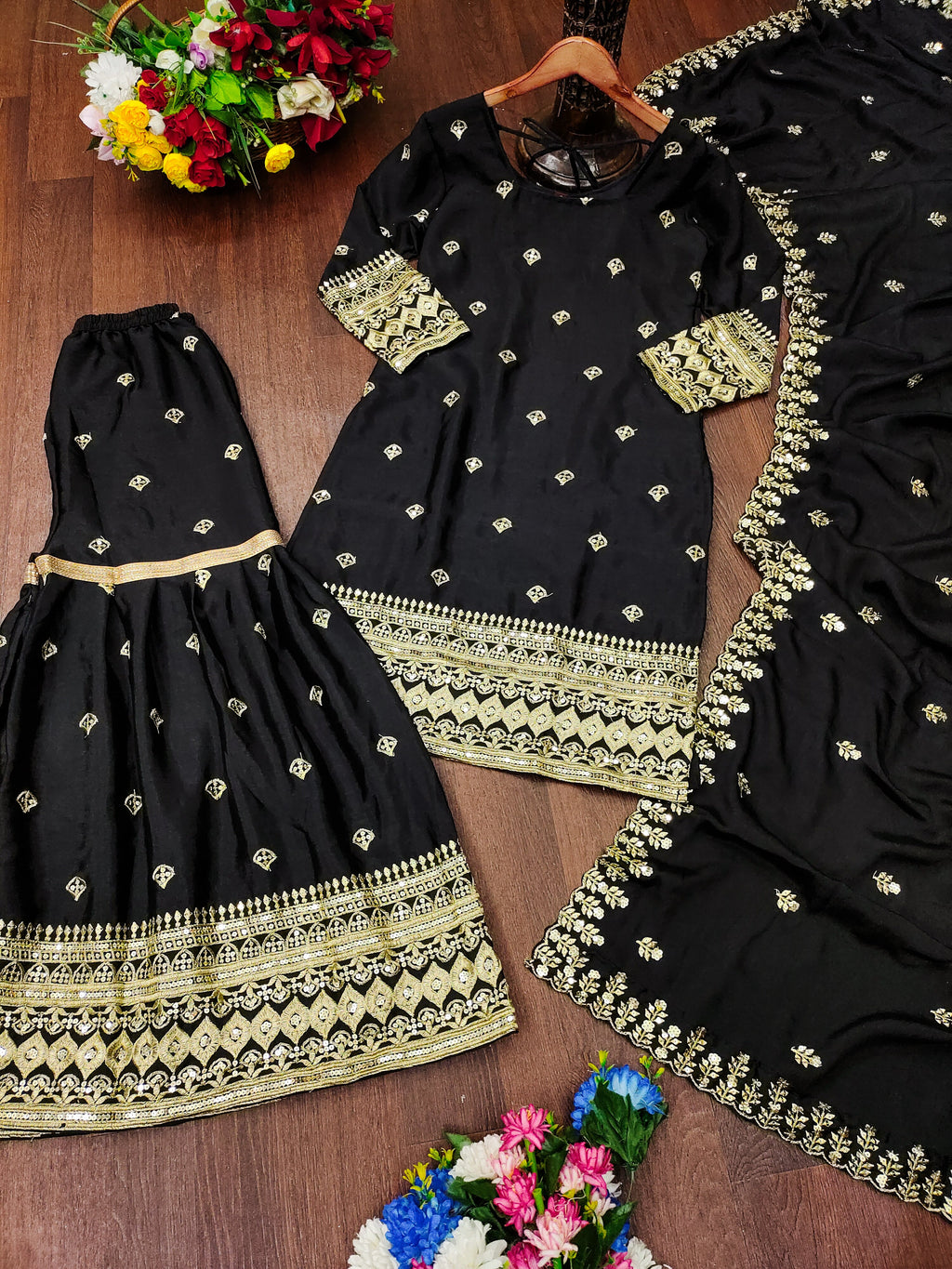 सीक्वेंस एम्ब्रॉयडरी वर्क वाला डिज़ाइनर एम्ब्रॉयडर्ड चिनॉन सूट