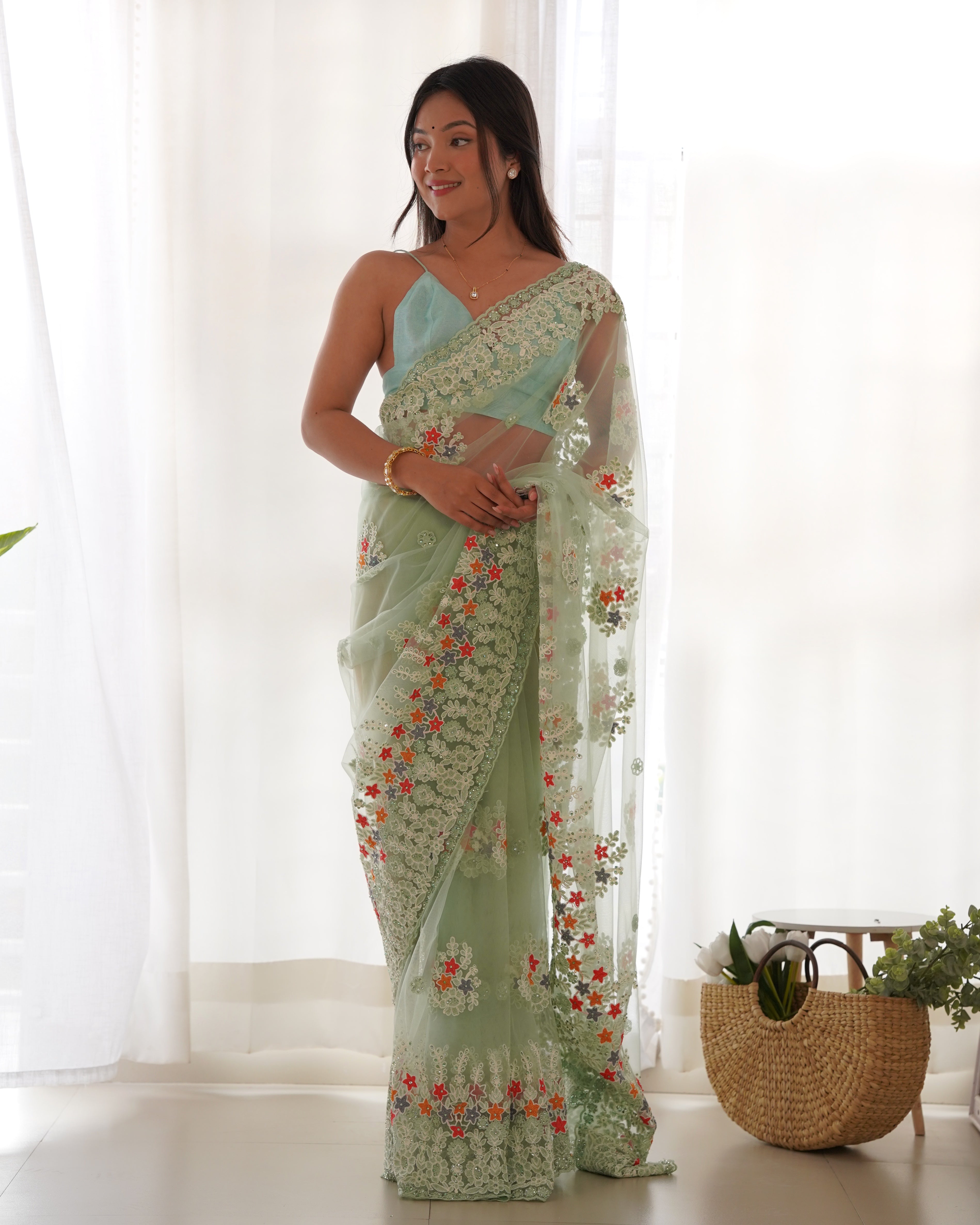 धागे और ज़री की कढ़ाई वाली पार्टी वेयर साड़ी