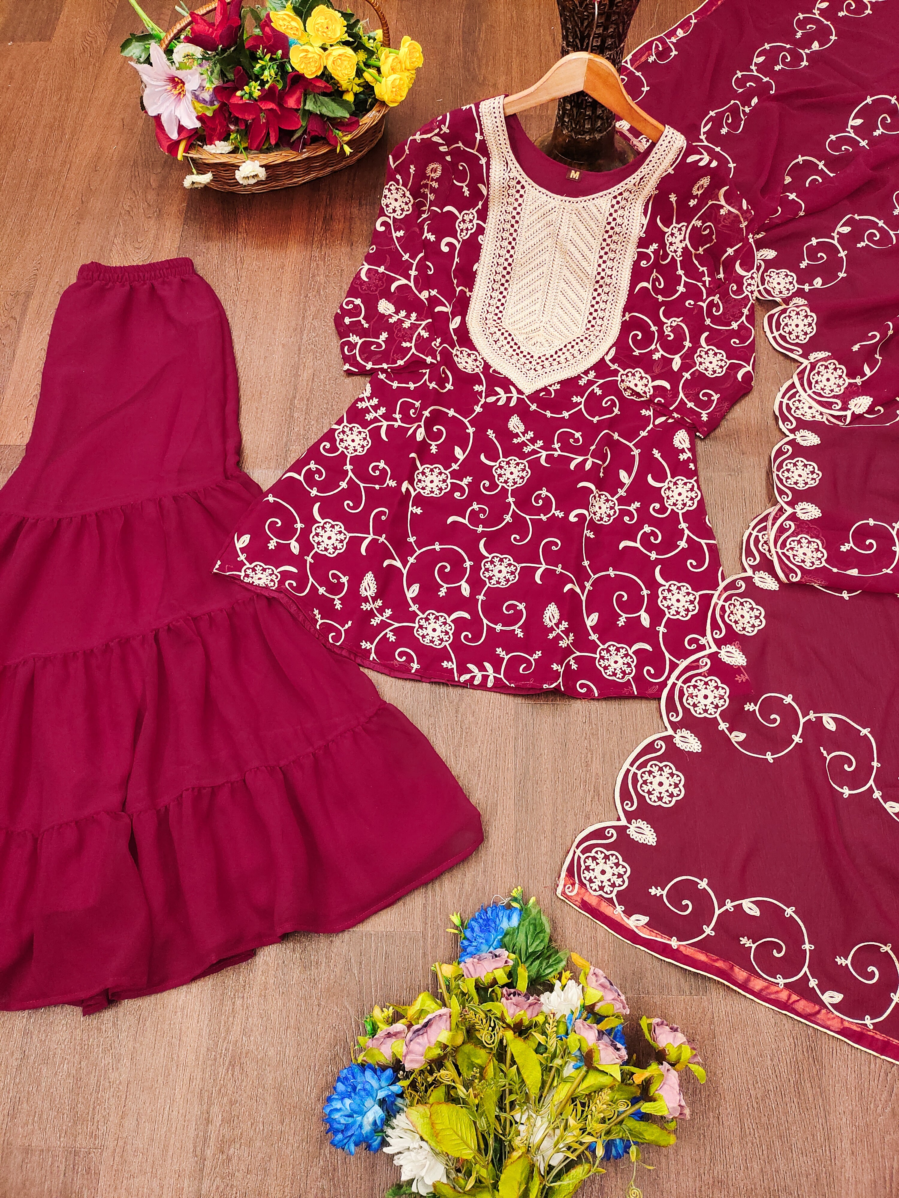 डिजाइनर कढ़ाई वाला जॉर्जेट शरारा सूट दुपट्टे के साथ