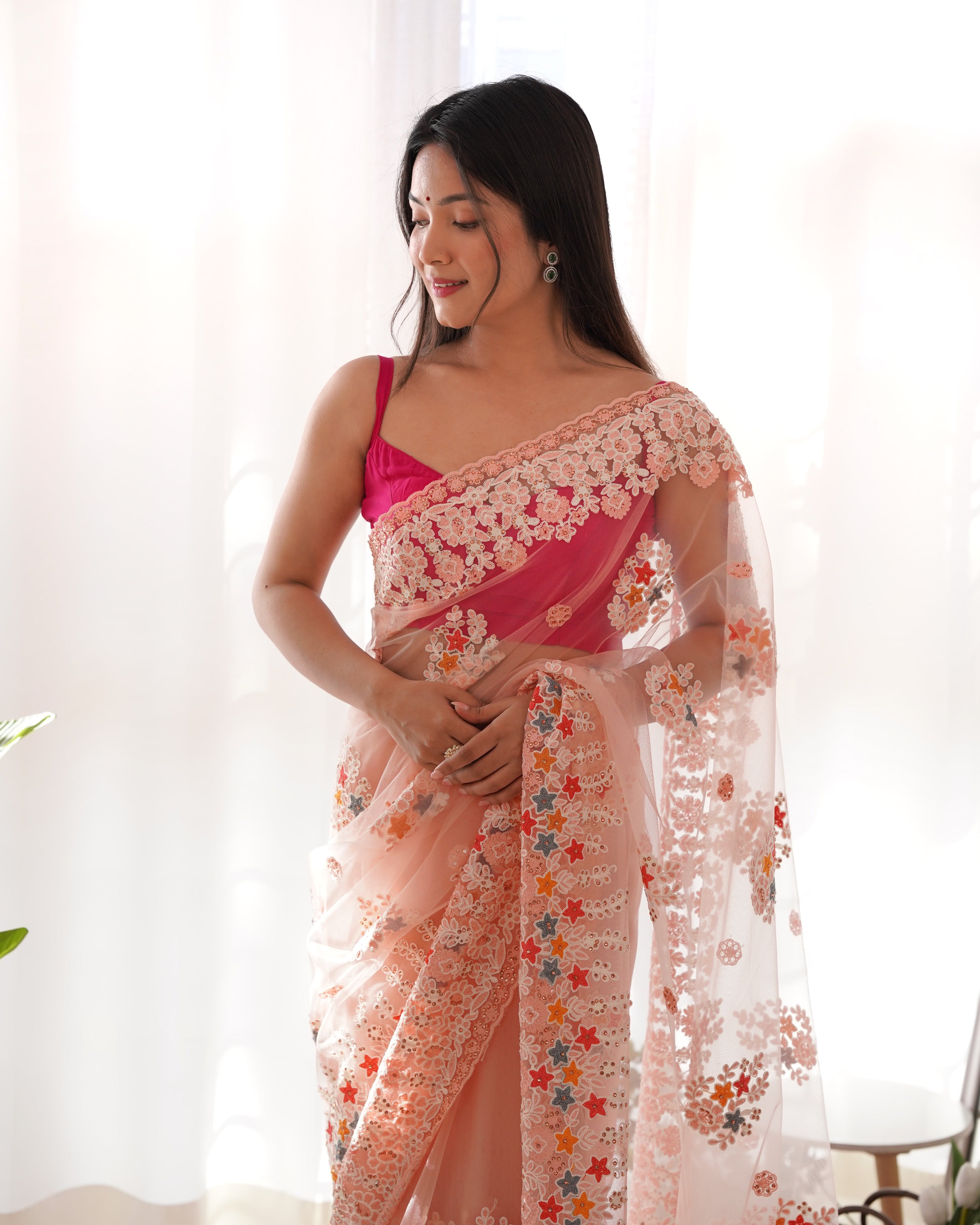 धागे और ज़री की कढ़ाई वाली पार्टी वेयर साड़ी