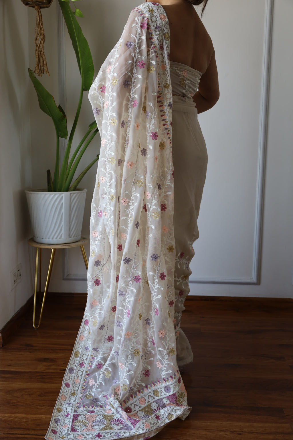 ज़री कढ़ाई और स्टोन वर्क वाली डिज़ाइनर साड़ी