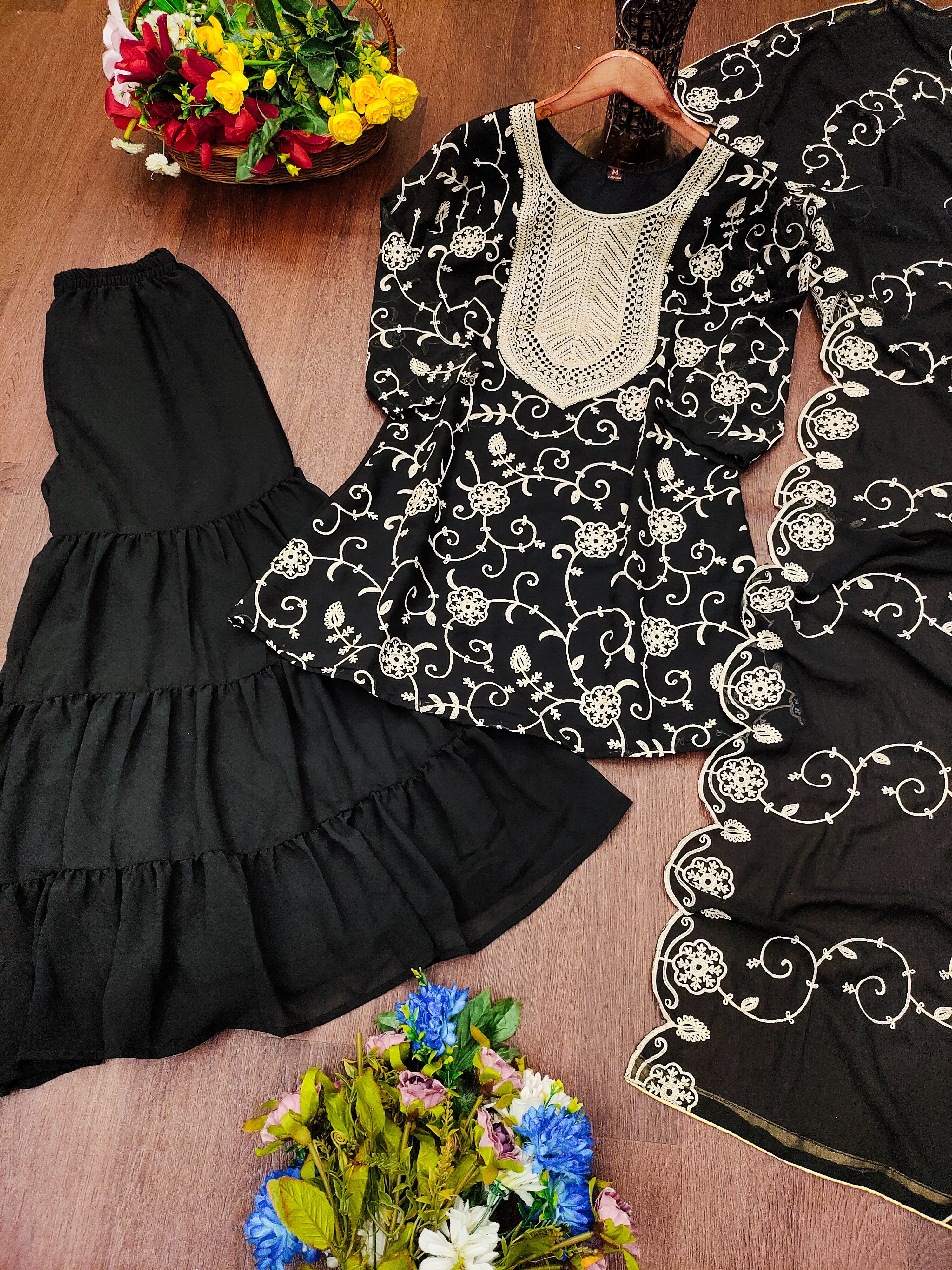 डिजाइनर कढ़ाई वाला जॉर्जेट शरारा सूट दुपट्टे के साथ