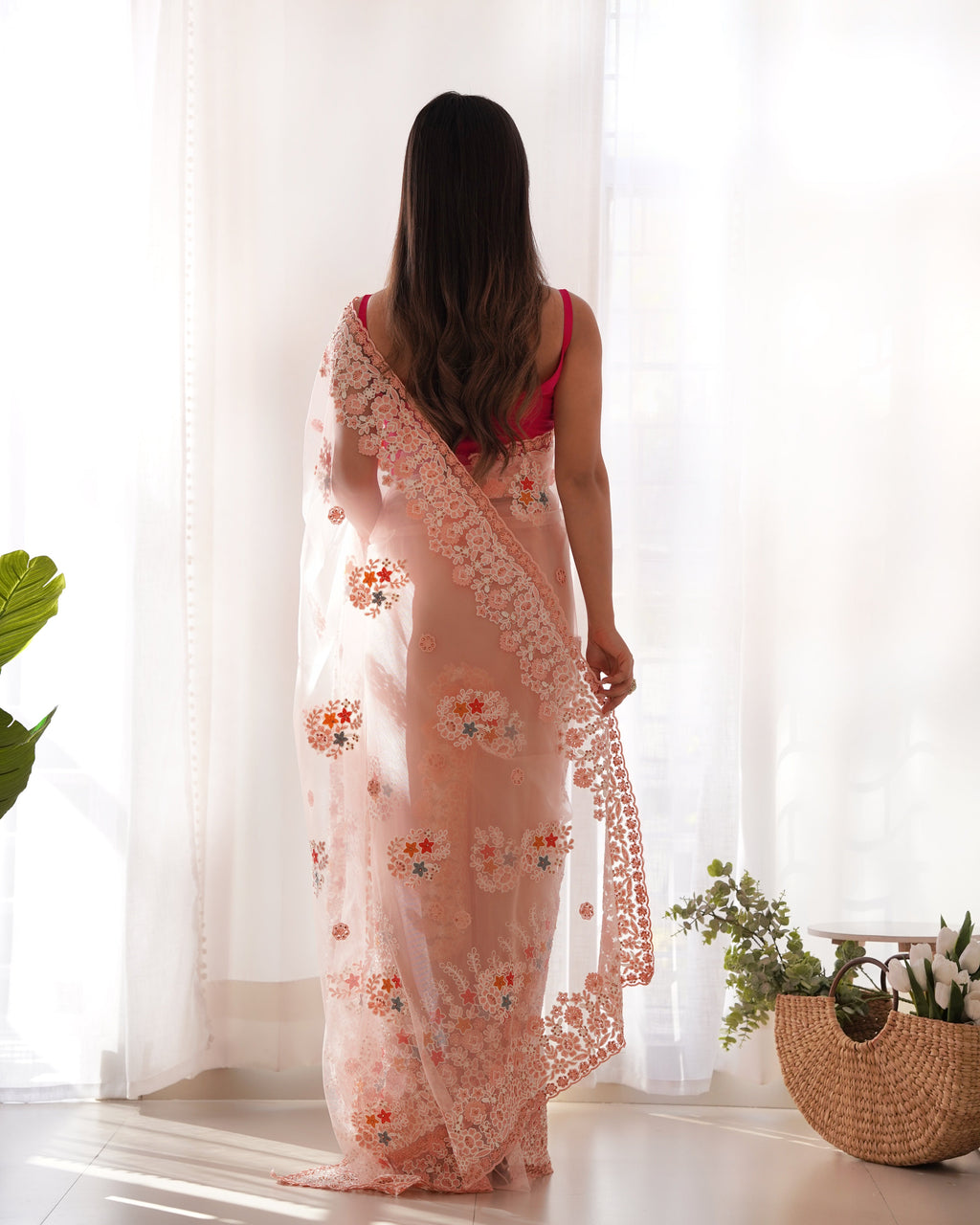 धागे और ज़री की कढ़ाई वाली पार्टी वेयर साड़ी