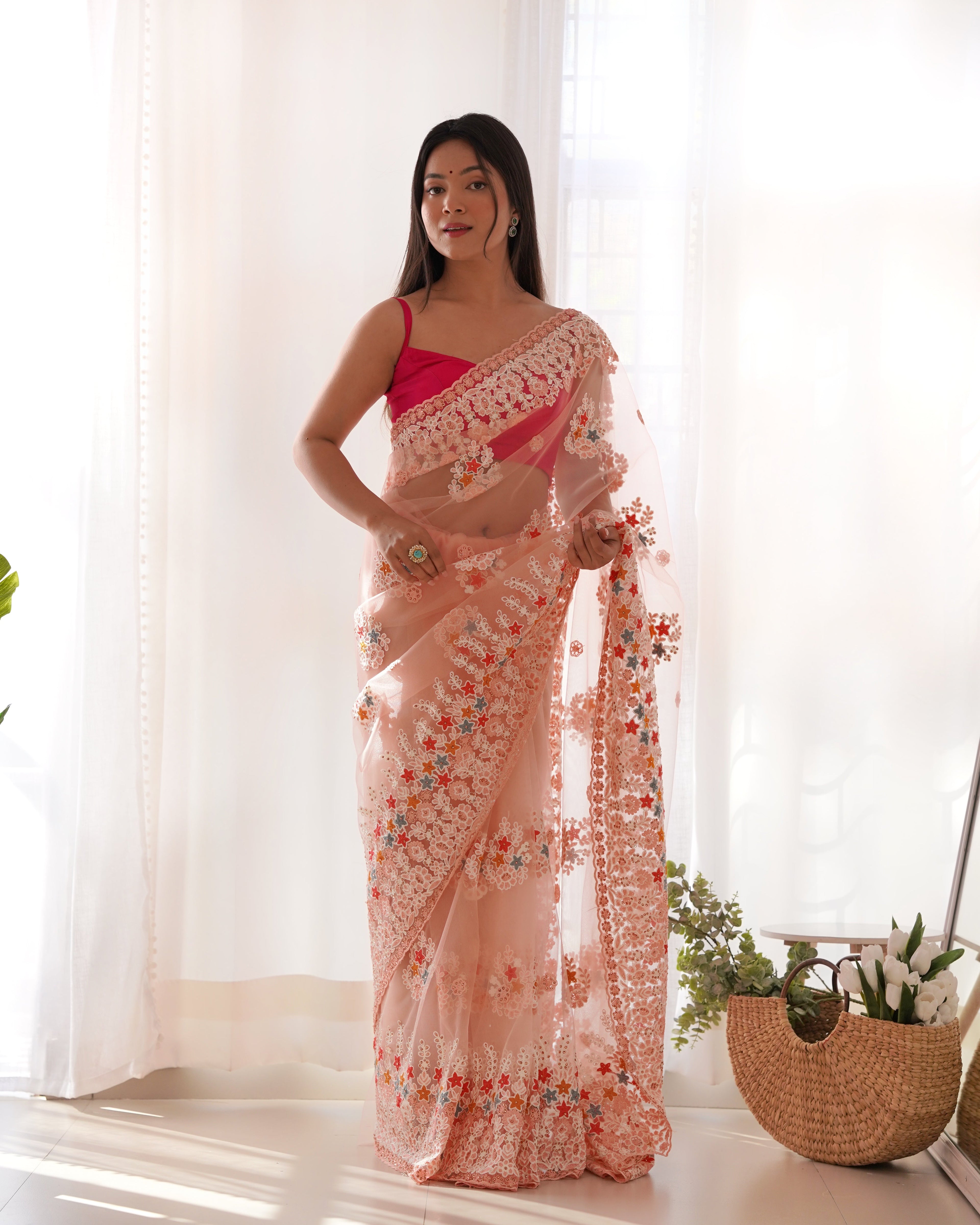 धागे और ज़री की कढ़ाई वाली पार्टी वेयर साड़ी