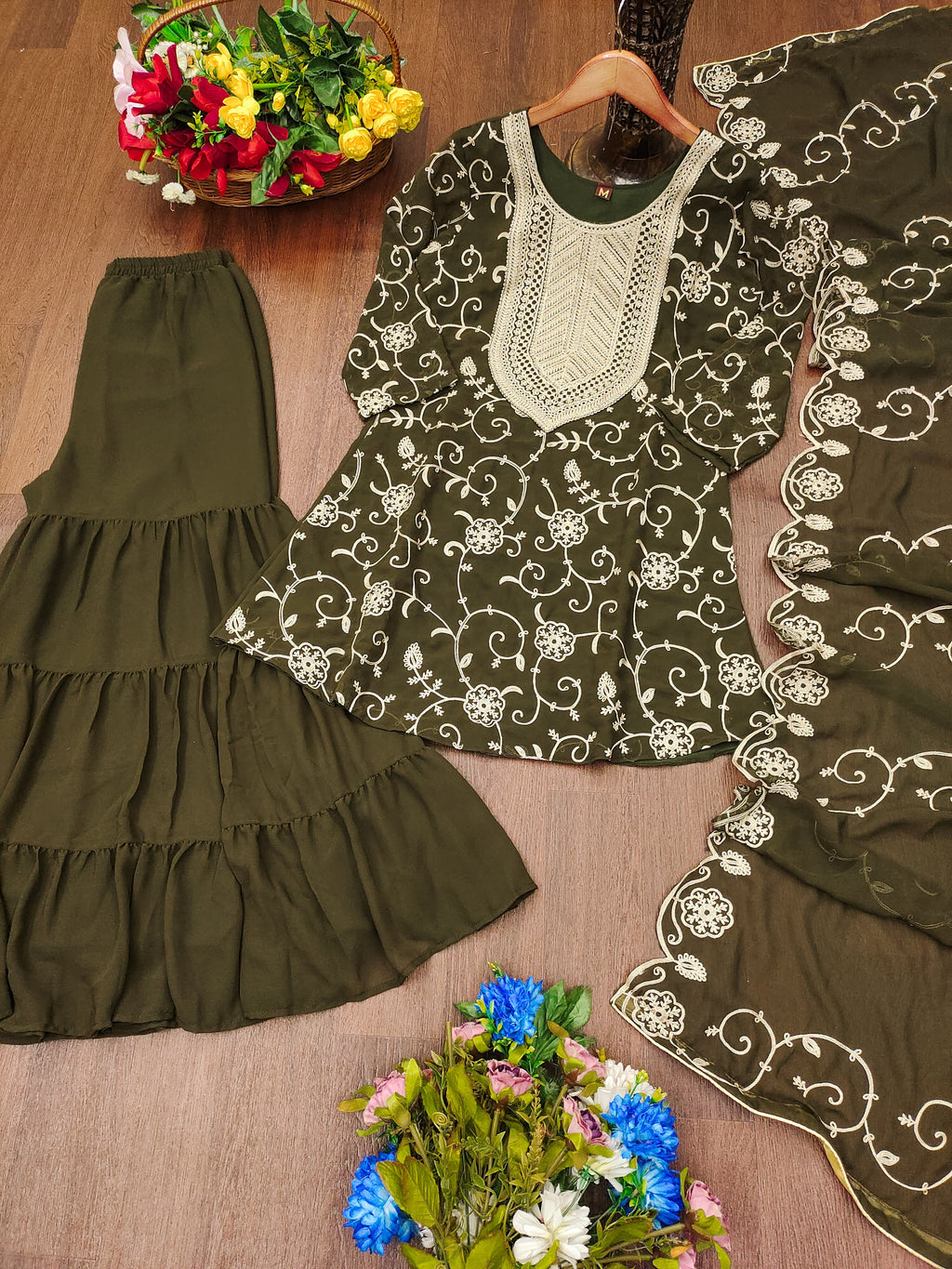 डिजाइनर कढ़ाई वाला जॉर्जेट शरारा सूट दुपट्टे के साथ