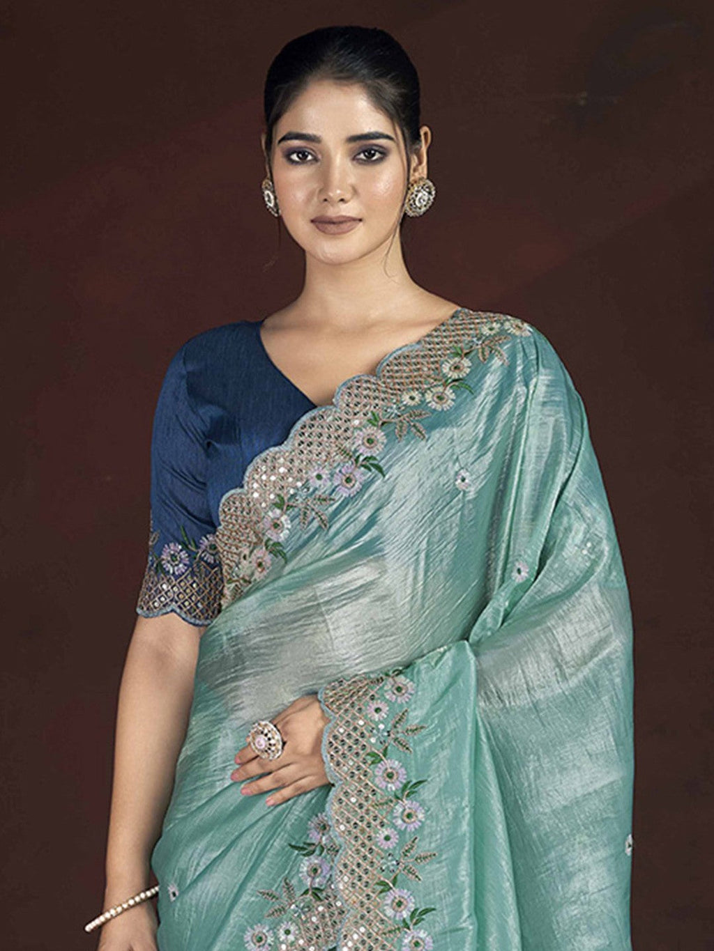 बहुधागों से की गई सुंदर पुष्प कढ़ाई वाली खूबसूरत साड़ी