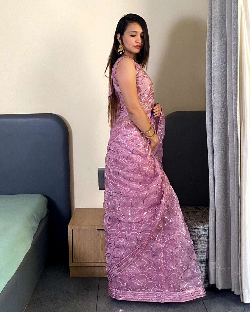 ज़री डोरी और कढ़ाईदार लेस बॉर्डर वाली डिज़ाइनर साड़ी