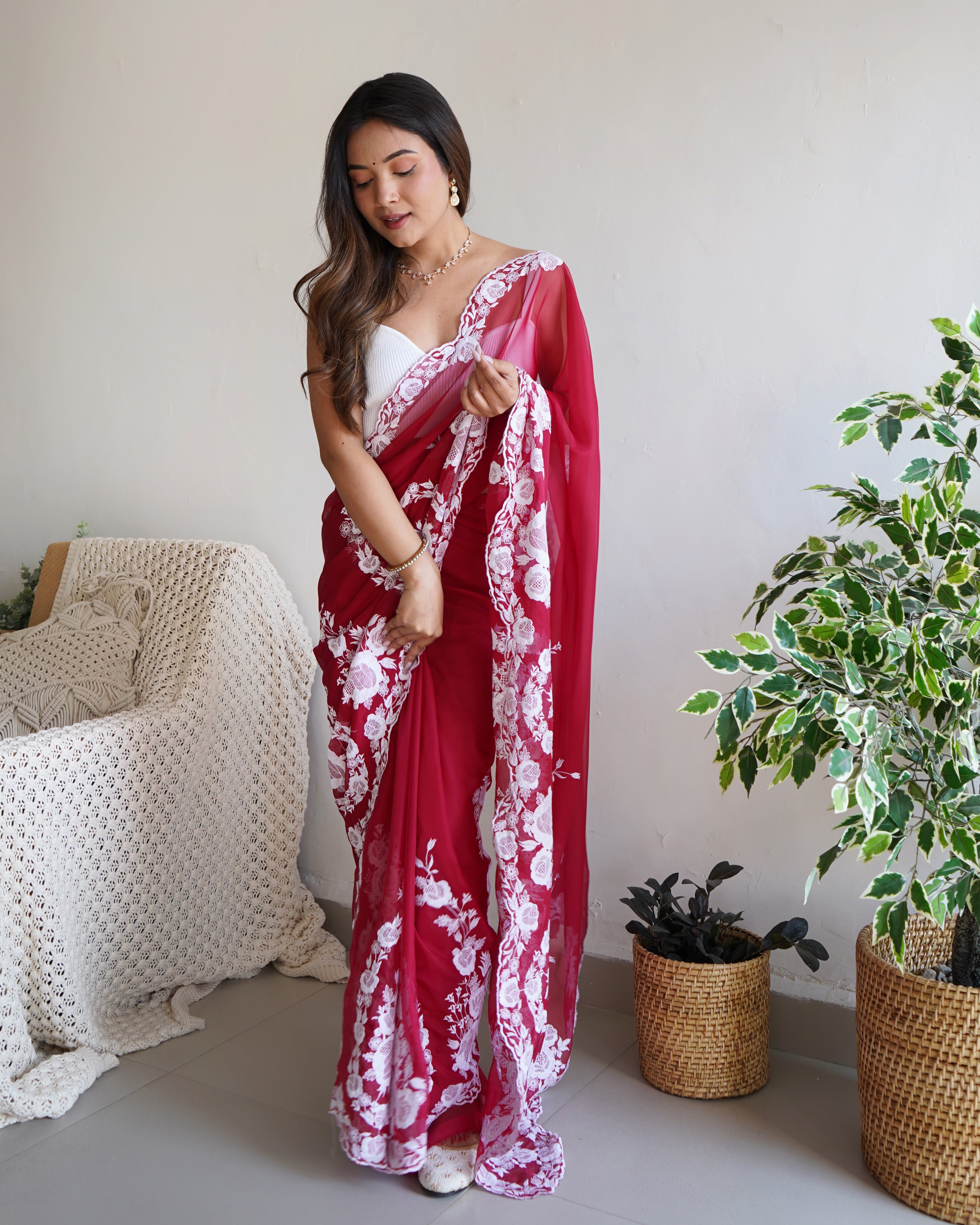 खूबसूरत धागे की कढ़ाई और कट दाना एम्ब्रॉयडरी वाली आकर्षक साड़ी