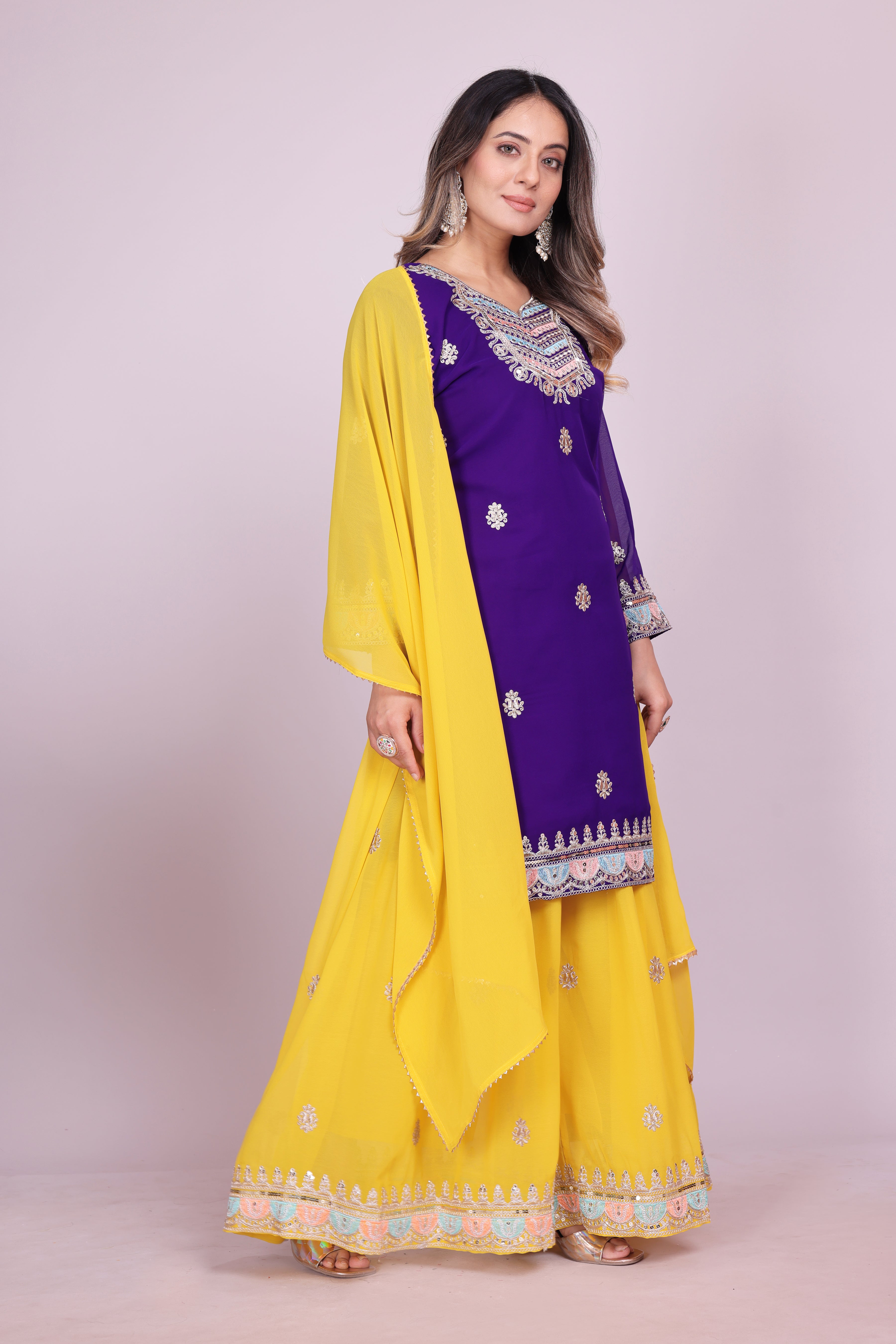 कोडिंग सीक्वेंस एम्ब्रॉयडरी वर्क वाला पार्टी वेयर शरारा सूट