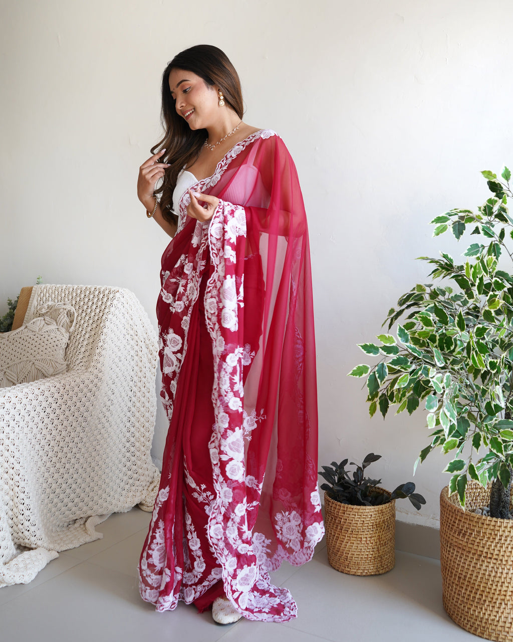 खूबसूरत धागे की कढ़ाई और कट दाना एम्ब्रॉयडरी वाली आकर्षक साड़ी