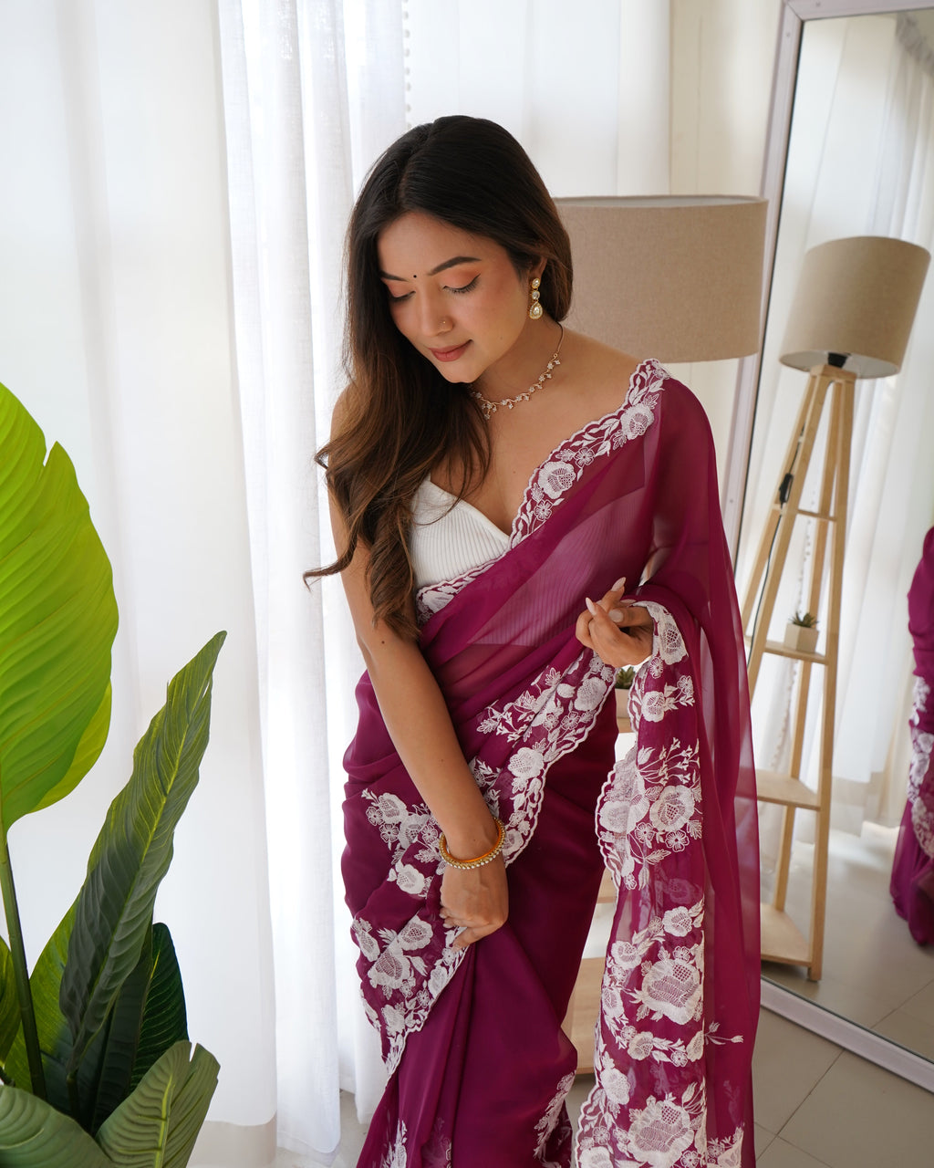 खूबसूरत धागे की कढ़ाई और कट दाना एम्ब्रॉयडरी वाली आकर्षक साड़ी