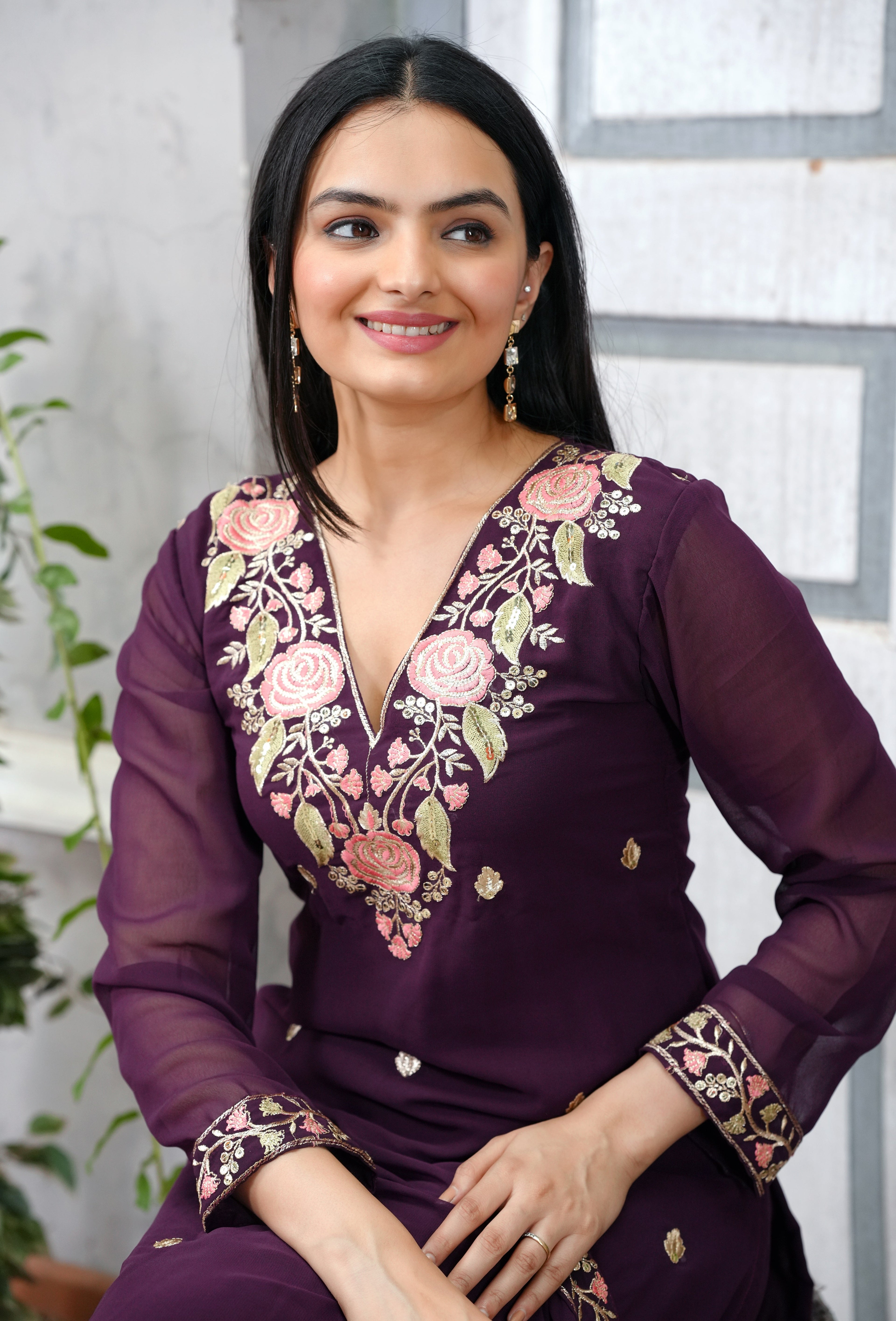 सीक्वेंस एम्ब्रॉयडरी वर्क वाला डिज़ाइनर एम्ब्रॉयडर्ड जॉर्जेट सूट