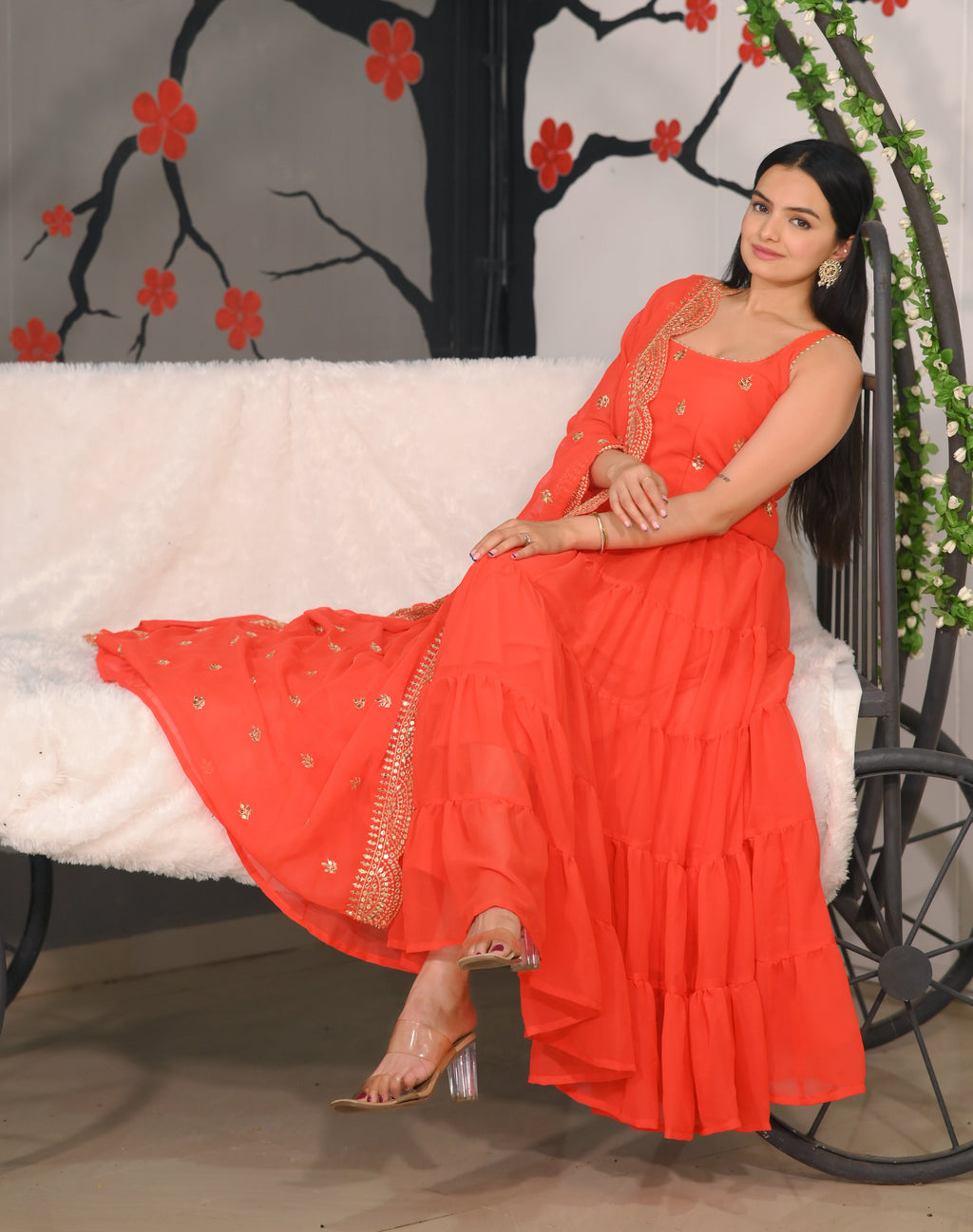 सीक्वेंस एम्ब्रॉयडरी वर्क वाला डिज़ाइनर एम्ब्रॉयडर्ड जॉर्जेट गाउन