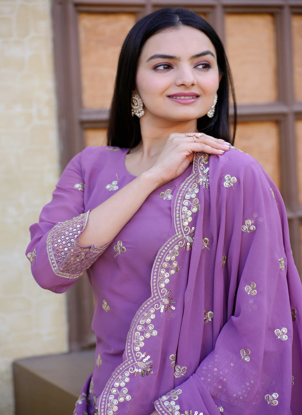 सीक्वेंस एम्ब्रॉयडरी वर्क वाला खूबसूरत पार्टी वेयर शरारा सूट