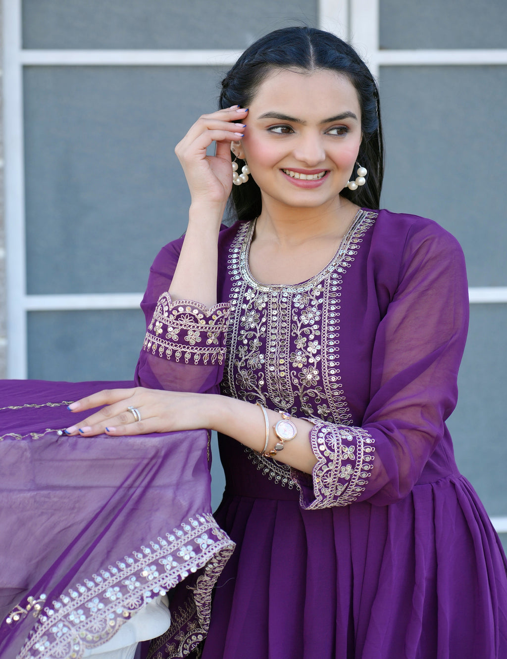 कोडिंग अनुक्रम कढ़ाई कार्य से सुसज्जित डिजाइनर कढ़ाई वाला गाउन