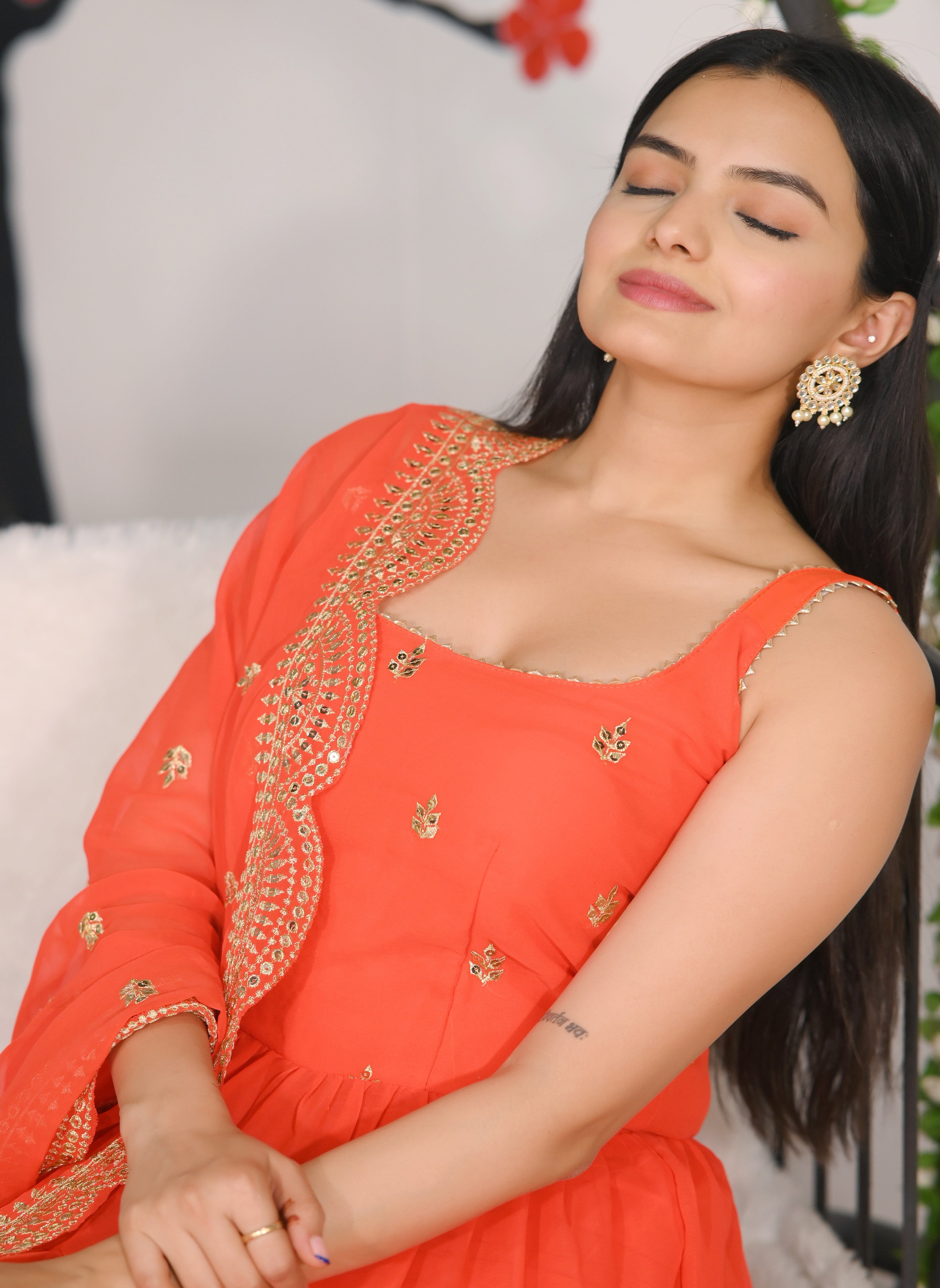 सीक्वेंस एम्ब्रॉयडरी वर्क वाला डिज़ाइनर एम्ब्रॉयडर्ड जॉर्जेट गाउन