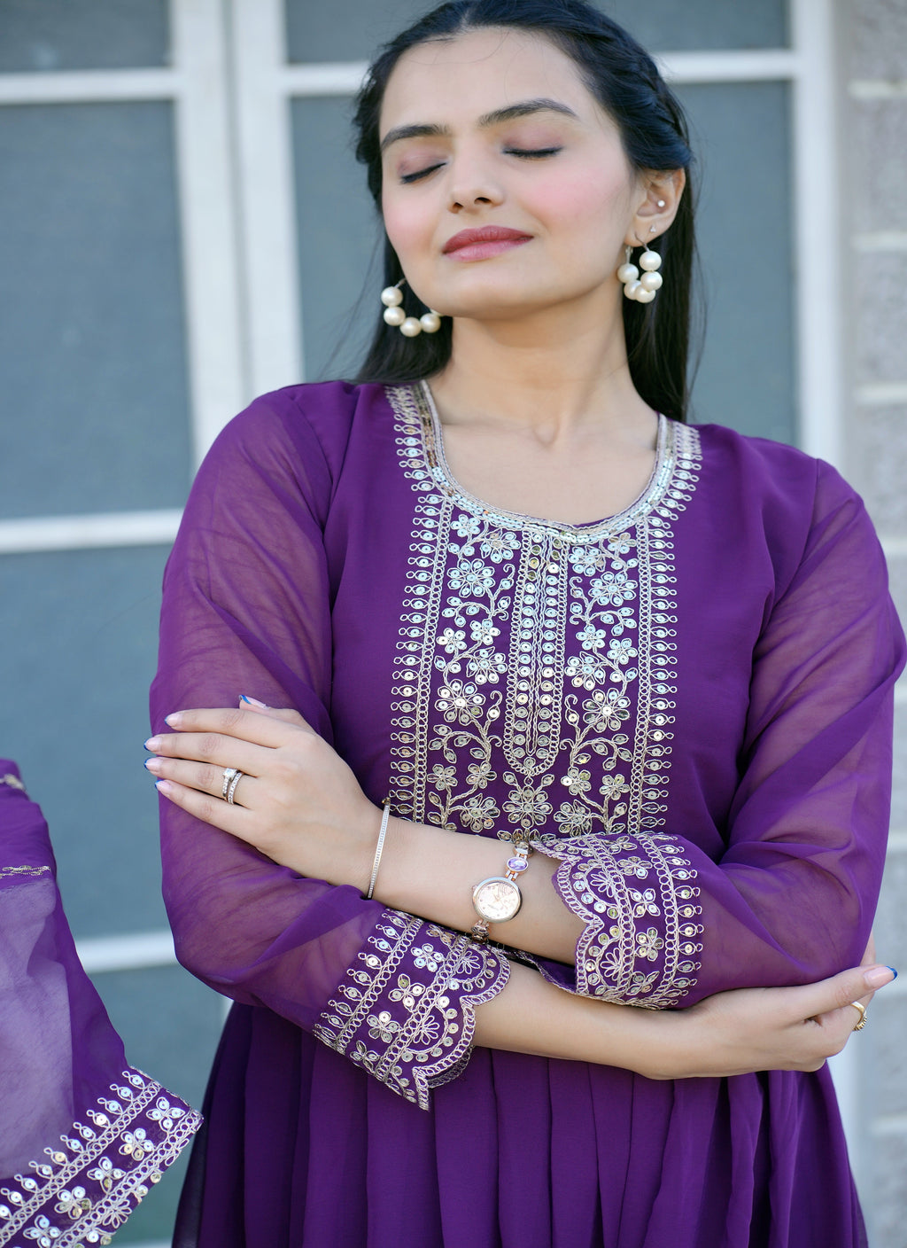 कोडिंग अनुक्रम कढ़ाई कार्य से सुसज्जित डिजाइनर कढ़ाई वाला गाउन