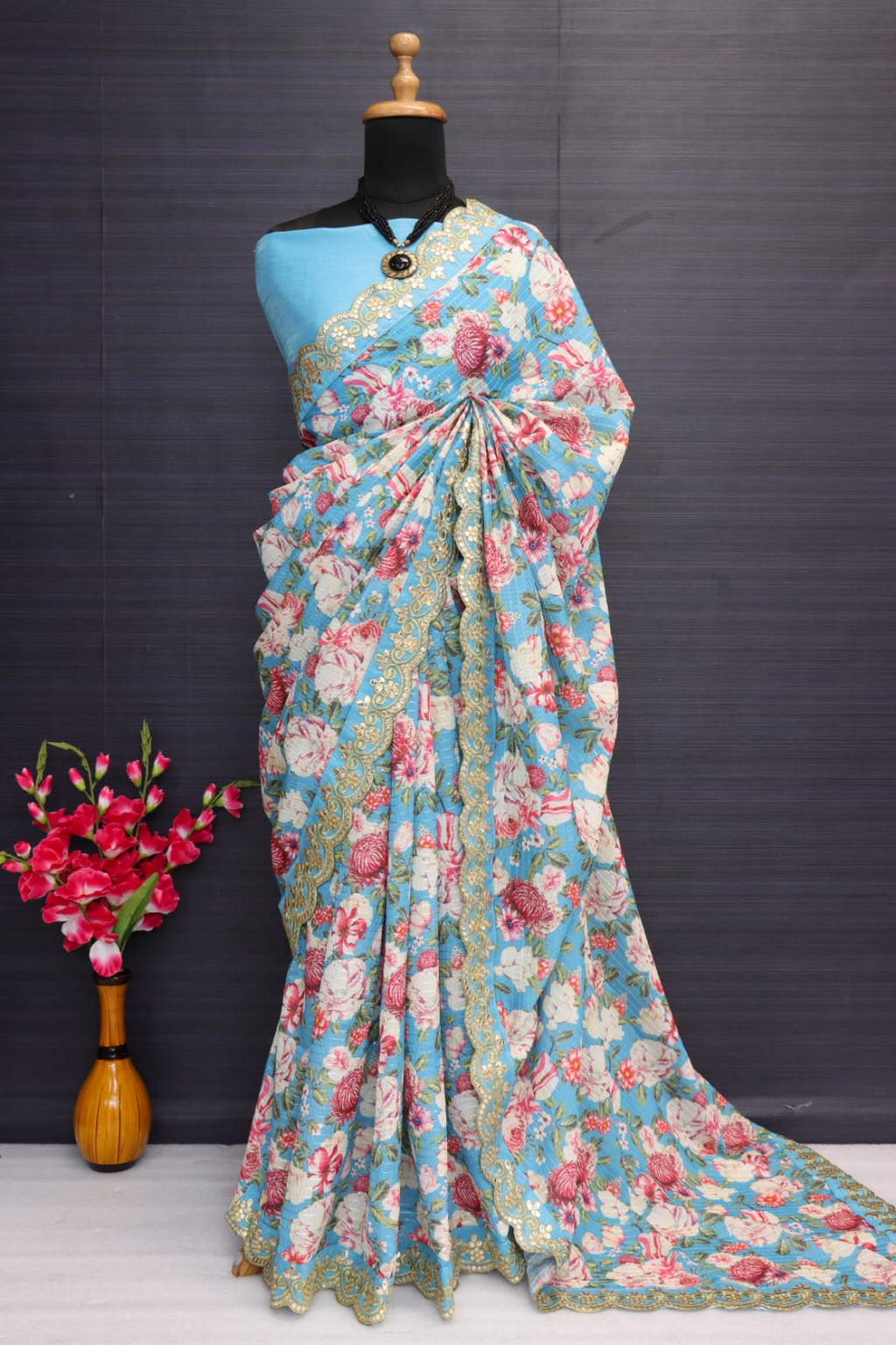 Beautiful Party Wear Look Saree With Digital Print of Floral Design