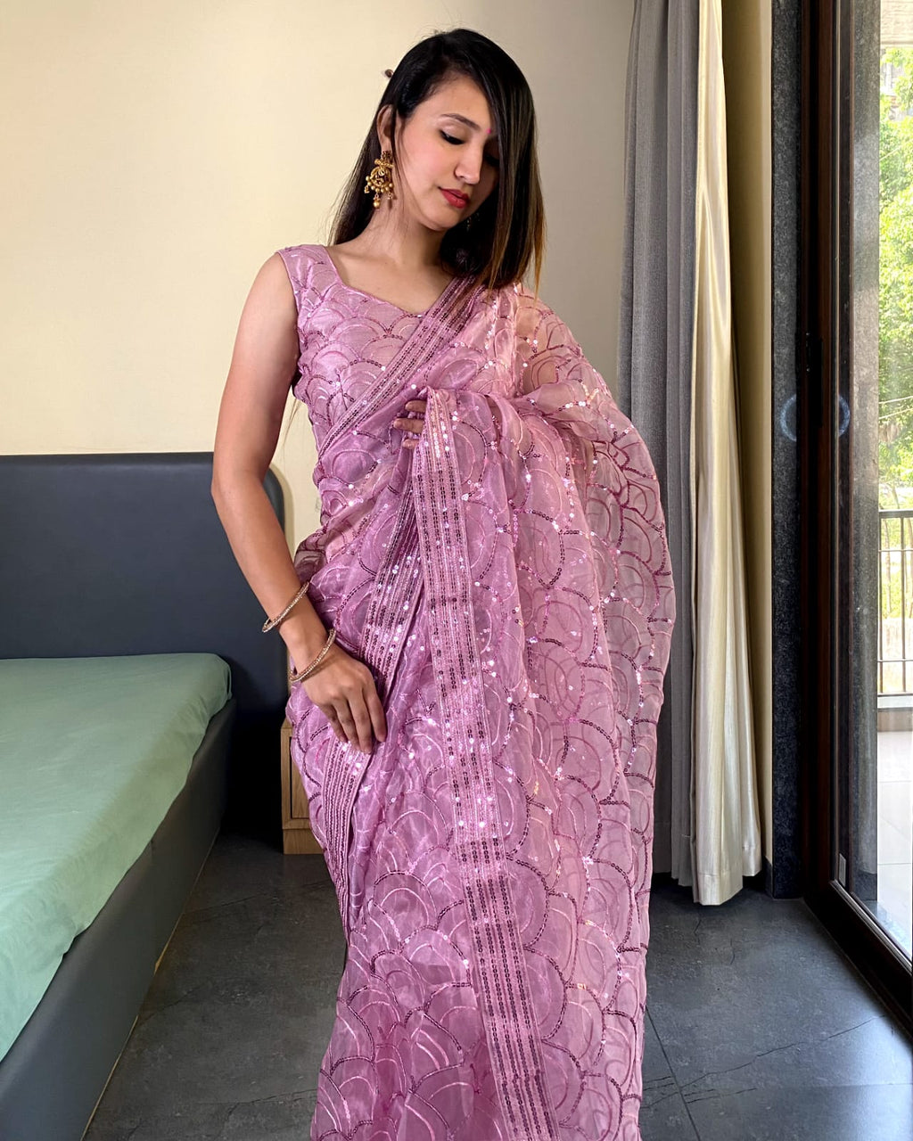 ज़री डोरी और कढ़ाईदार लेस बॉर्डर वाली डिज़ाइनर साड़ी