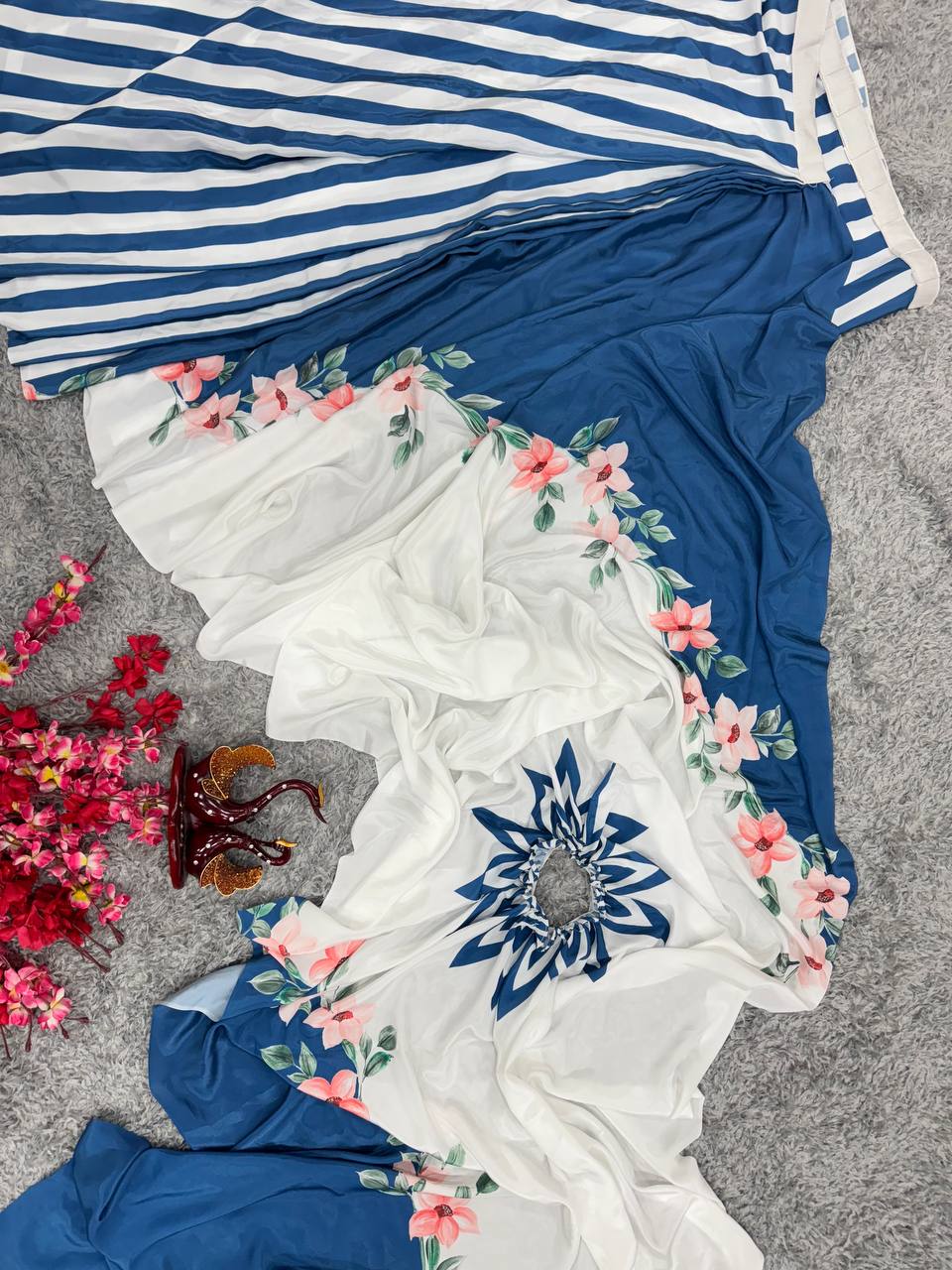 पार्टी वियर लुक के लिए हैंड कफ्तान स्टाइल रेडी टू वियर साड़ी