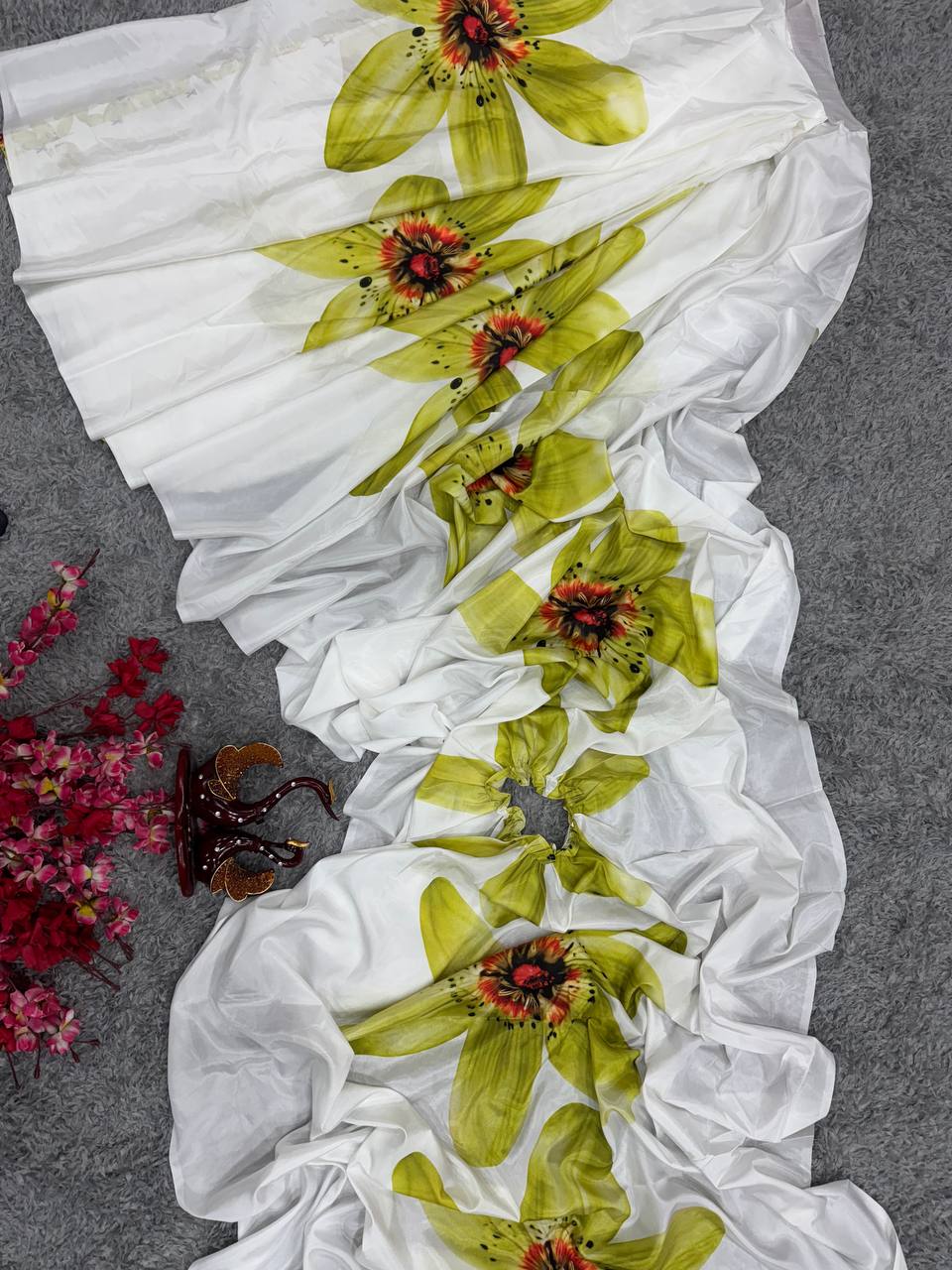 पार्टी वियर लुक के लिए हैंड कफ्तान स्टाइल रेडी टू वियर साड़ी