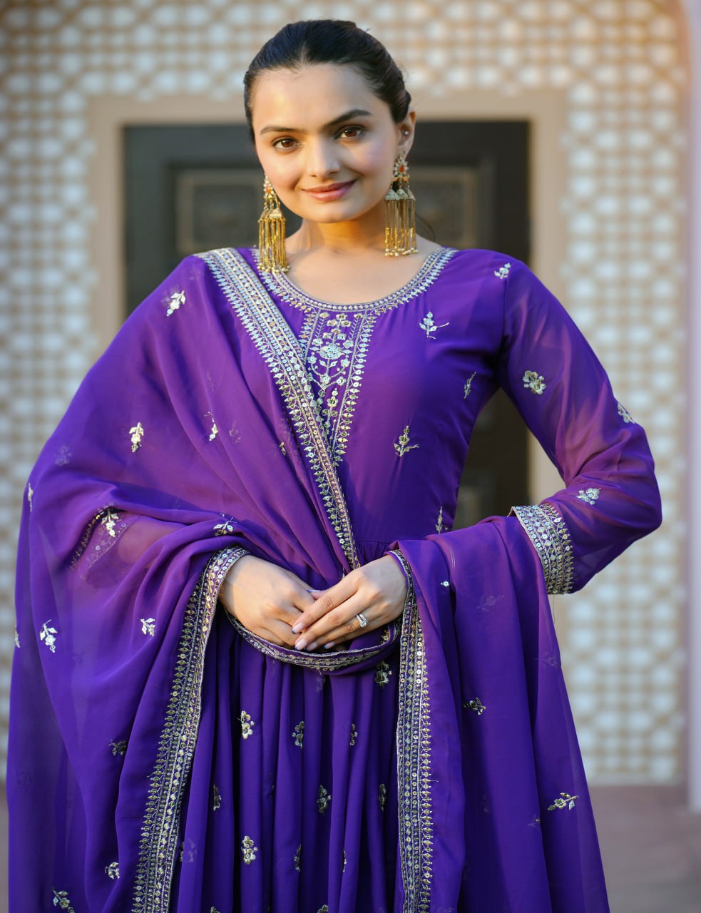 सीक्वेंस एम्ब्रॉयडरी वर्क वाला डिज़ाइनर एम्ब्रॉयडर्ड गाउन