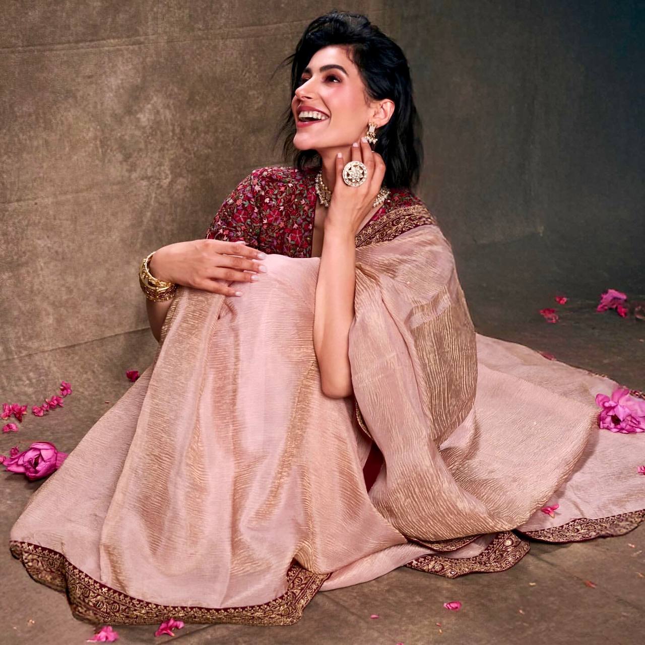 खूबसूरत सीक्वेंस और कॉर्डिंग कढ़ाई वर्क वाली लेस बॉर्डर वाली डिज़ाइनर साड़ी