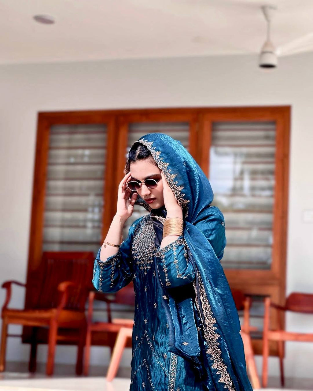 पार्टी वेयर लुक: सीक्वेंस एम्ब्रॉयडरी वर्क वाला टॉप-बॉटम और दुपट्टा