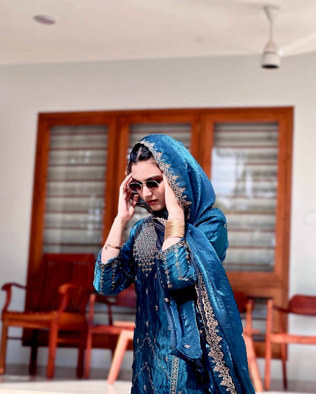 पार्टी वेयर लुक: सीक्वेंस एम्ब्रॉयडरी वर्क वाला टॉप-बॉटम और दुपट्टा