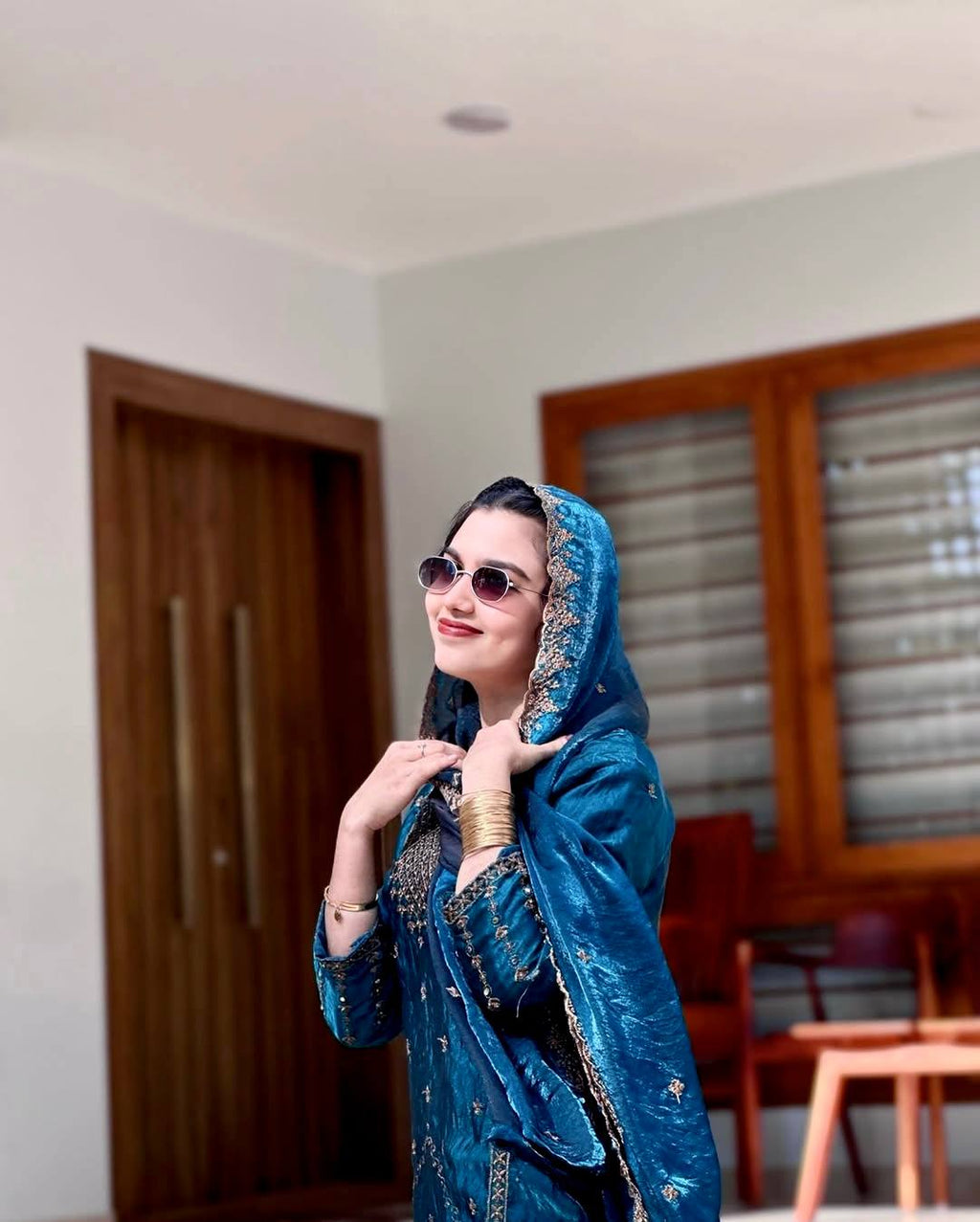 पार्टी वेयर लुक: सीक्वेंस एम्ब्रॉयडरी वर्क वाला टॉप-बॉटम और दुपट्टा