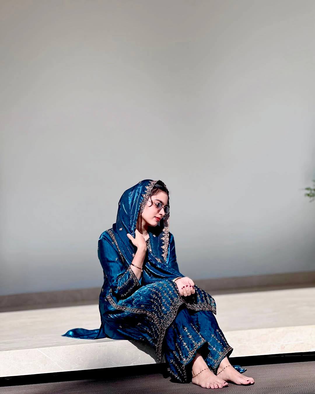 पार्टी वेयर लुक: सीक्वेंस एम्ब्रॉयडरी वर्क वाला टॉप-बॉटम और दुपट्टा