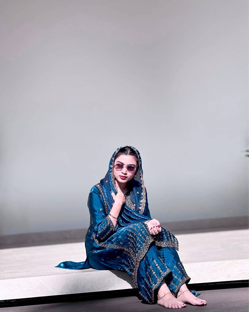 पार्टी वेयर लुक: सीक्वेंस एम्ब्रॉयडरी वर्क वाला टॉप-बॉटम और दुपट्टा