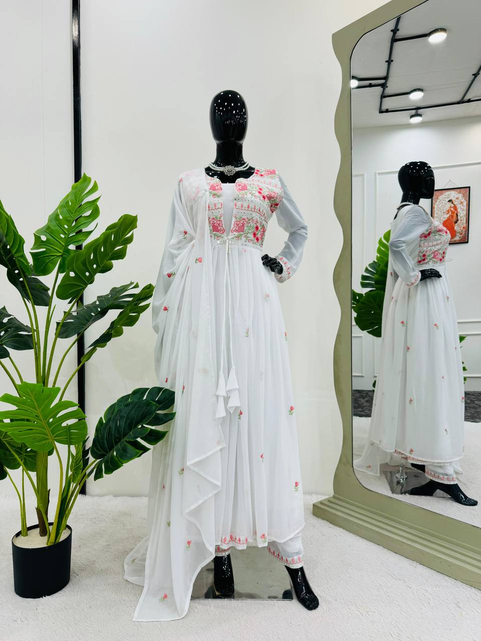 पार्टी वेयर लुक: टॉप-पैंट, श्रग और दुपट्टा