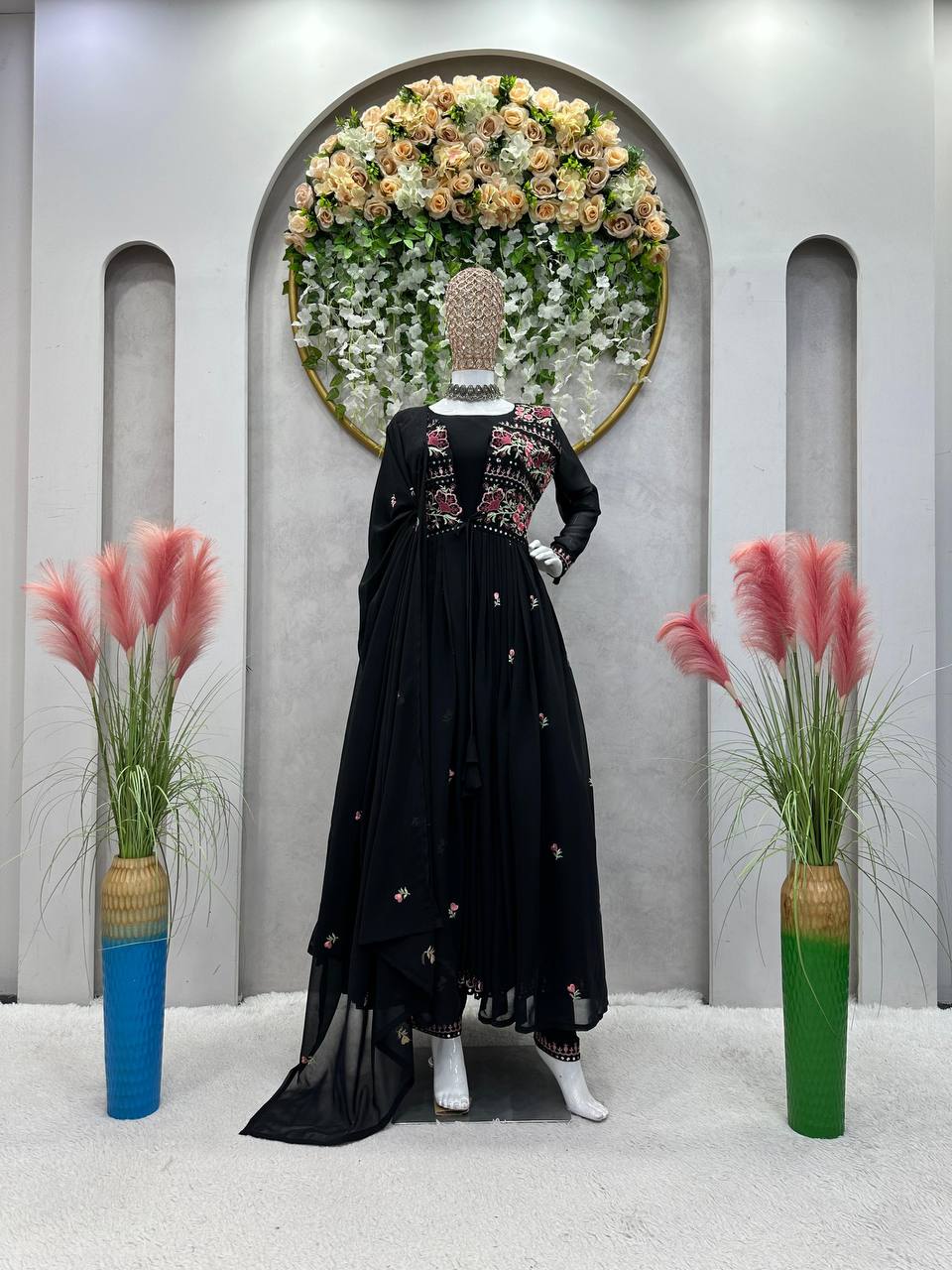 पार्टी वेयर लुक: टॉप-पैंट, श्रग और दुपट्टा