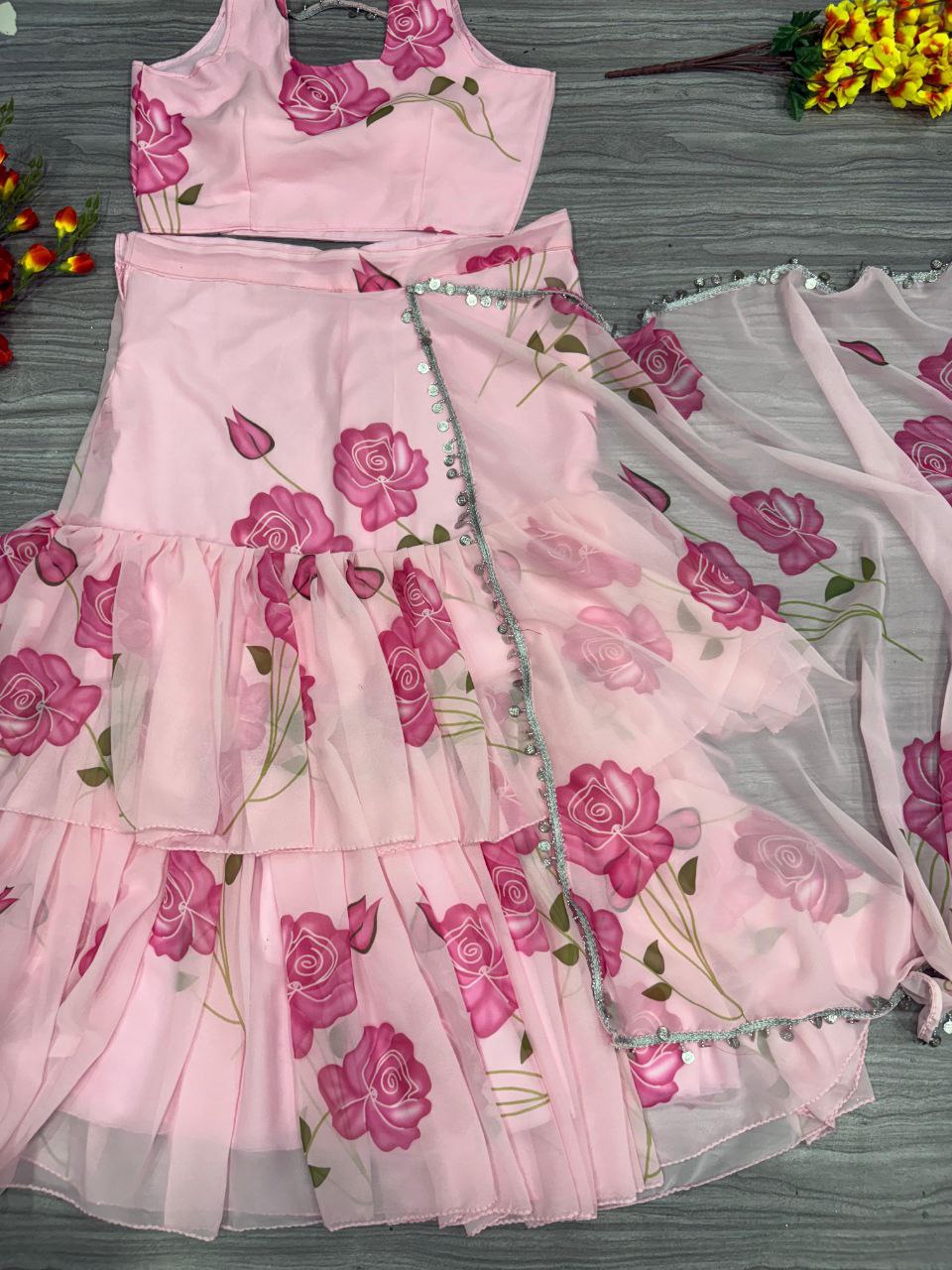 फ्लोरल प्रिंट वाली खूबसूरत पार्टी वियर रफल लहंगा साड़ी